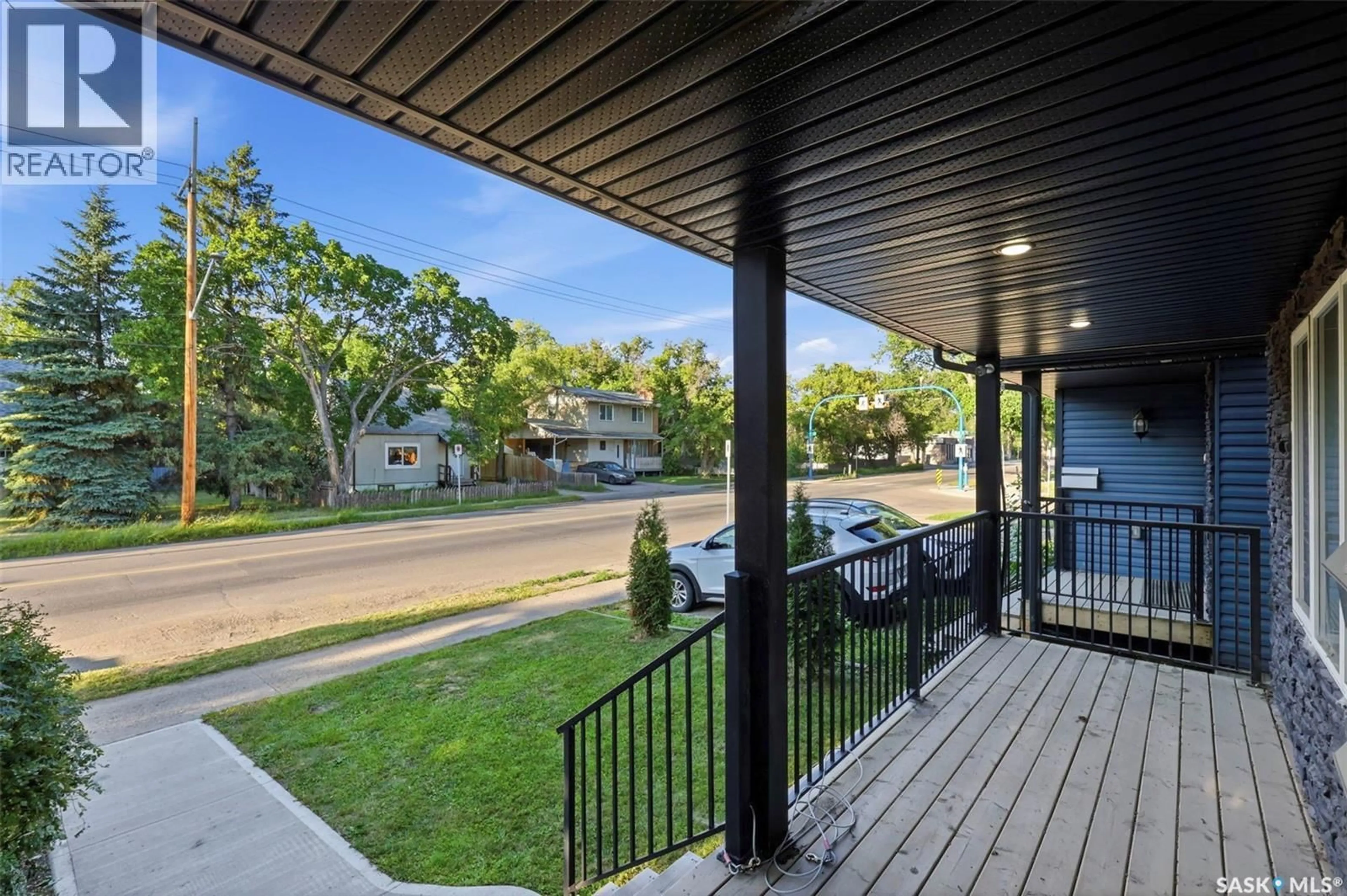Patio, street for 705 33RD STREET, Saskatoon Saskatchewan S7L0W2