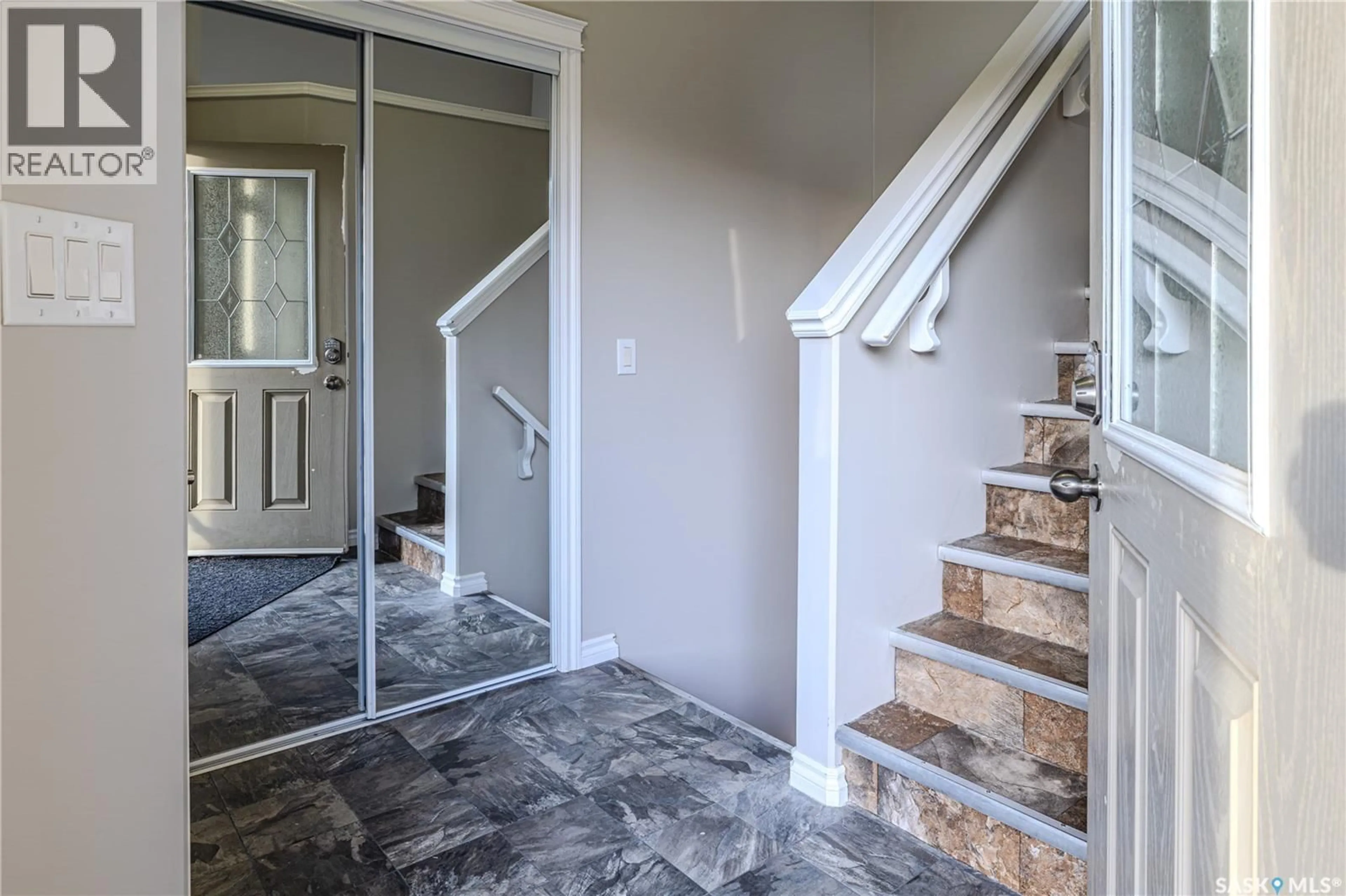 Indoor entryway for 254 MACINNES STREET, Saskatoon Saskatchewan S7T0T2