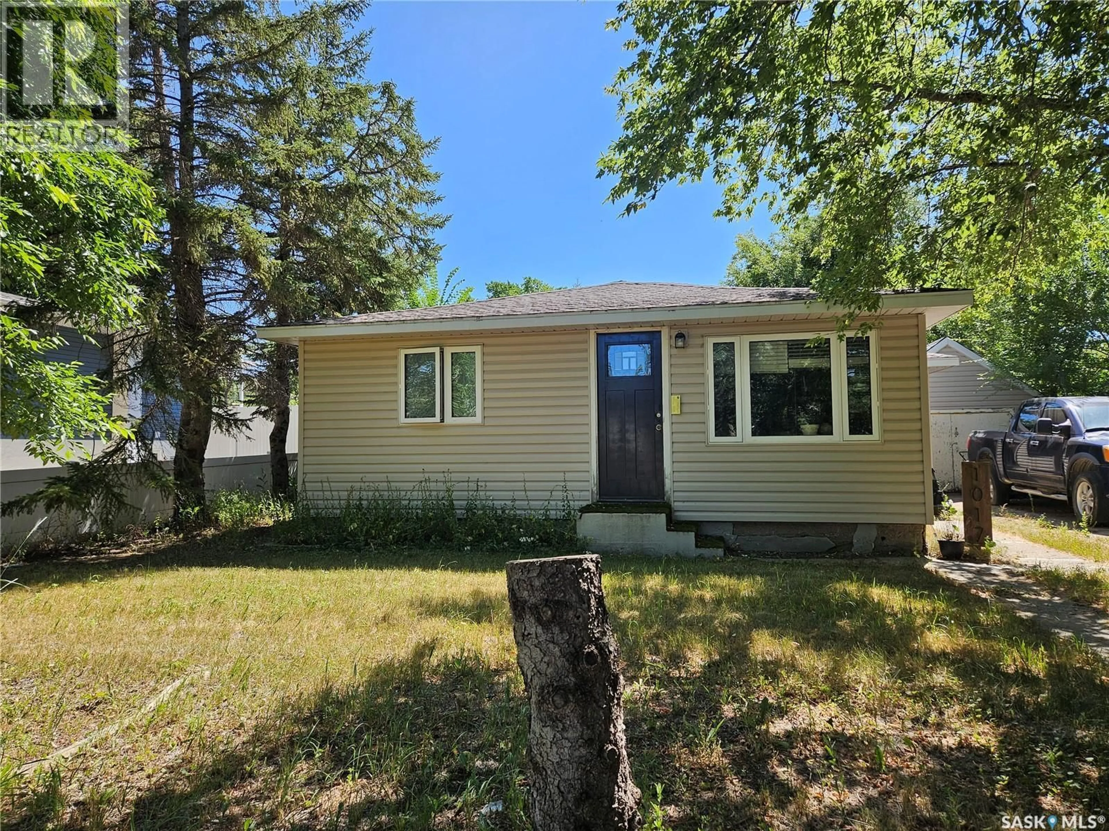 Home with vinyl exterior material, street for 1017 COTEAU STREET, Moose Jaw Saskatchewan S6H5G3