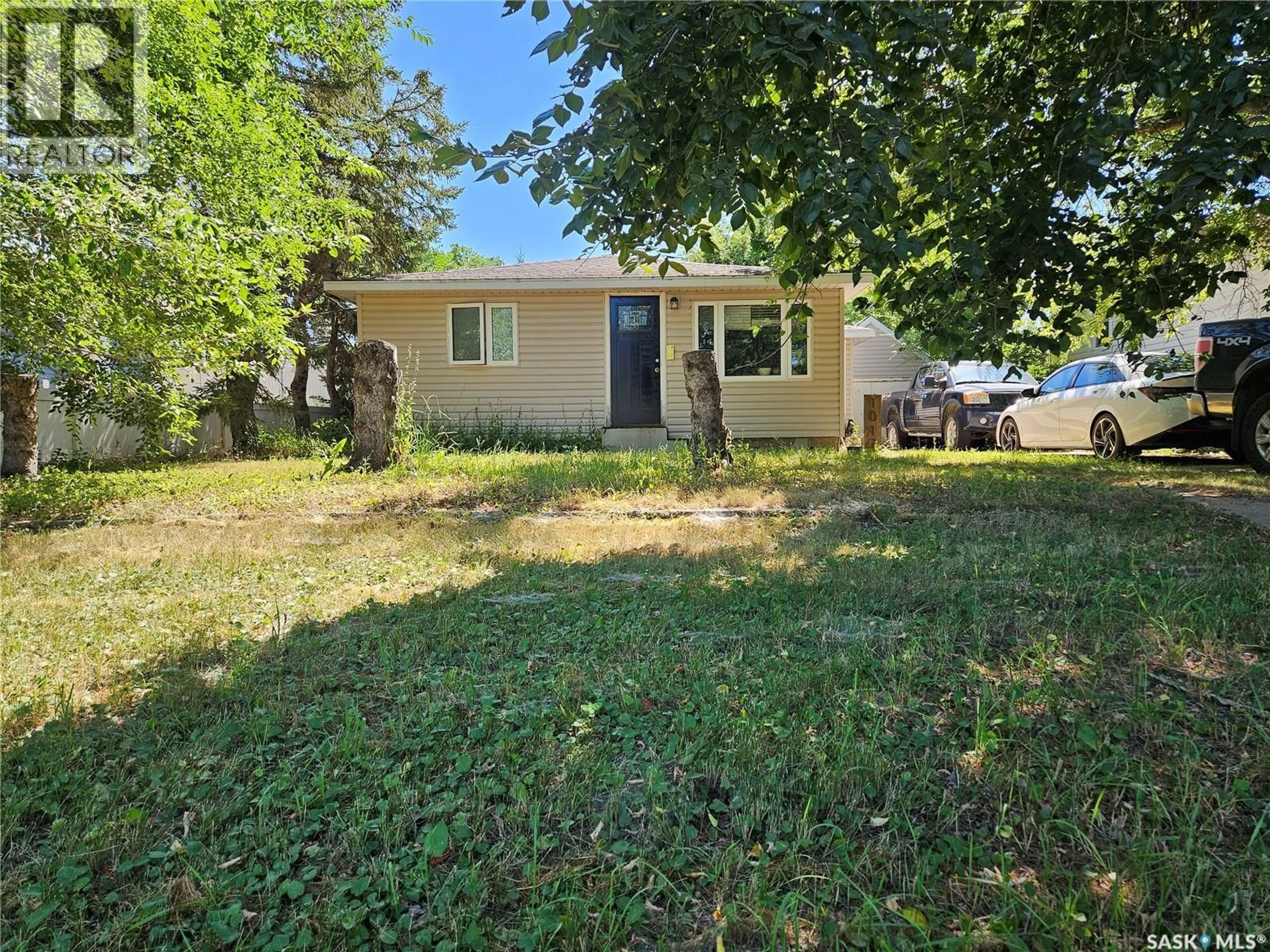 A pic from outside/outdoor area/front of a property/back of a property/a pic from drone, street for 1017 COTEAU STREET, Moose Jaw Saskatchewan S6H5G3