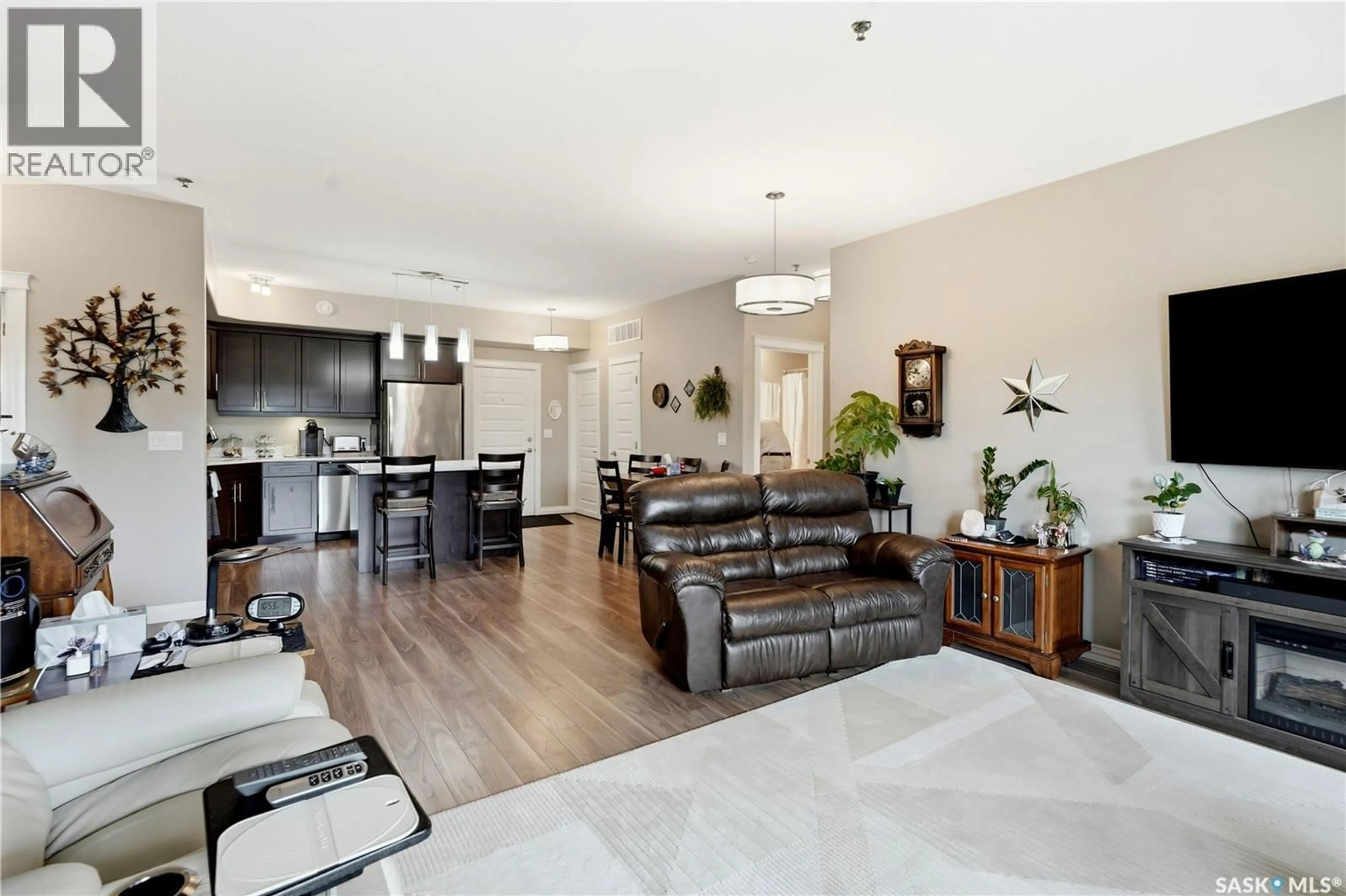 Open concept kitchen, wood/laminate floor for 203 - 423 NELSON ROAD, Saskatoon Saskatchewan S7S1P2