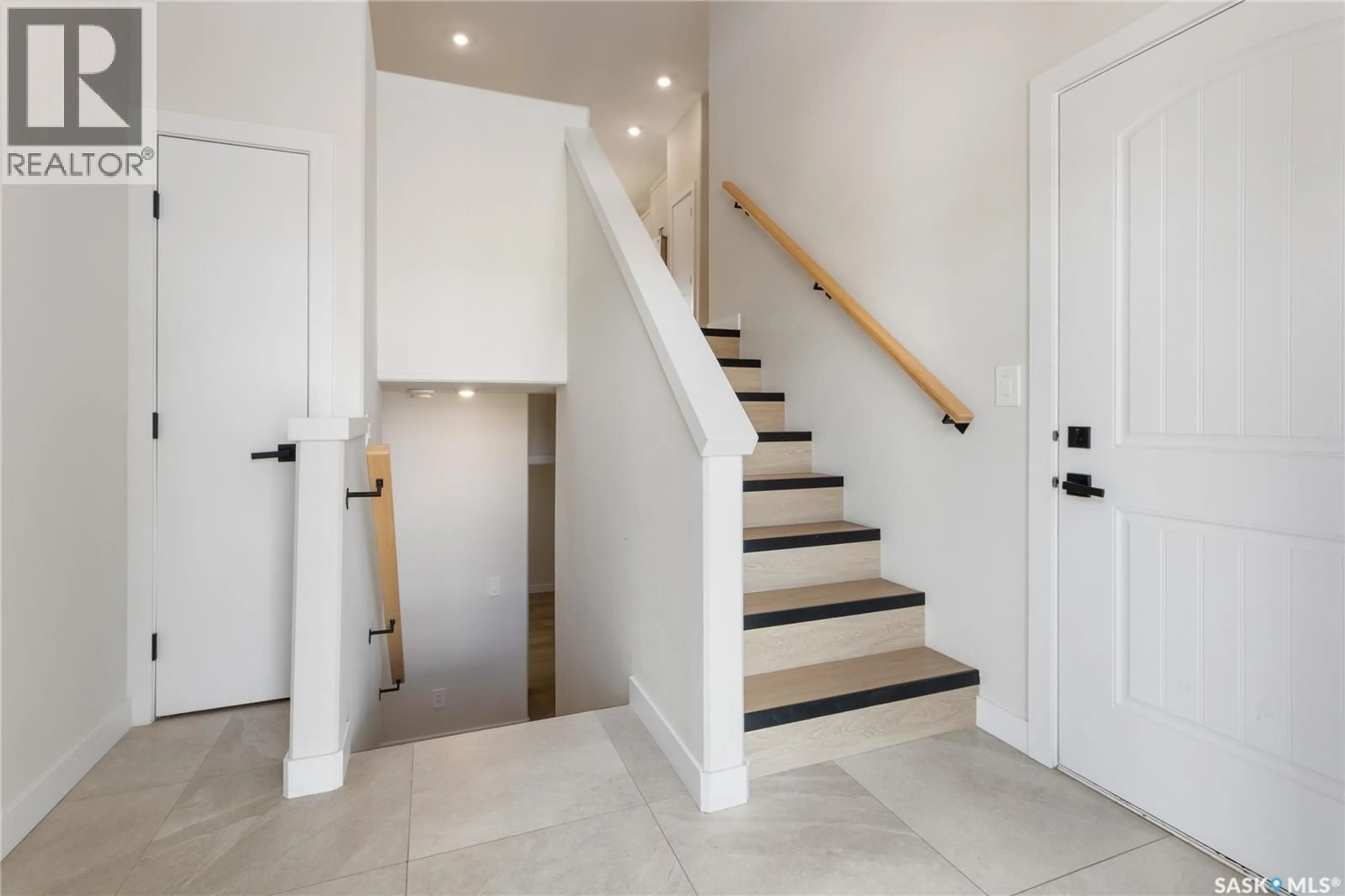 Stairs for 655 UNDERHILL ROAD, Saskatoon Saskatchewan S7V1N8
