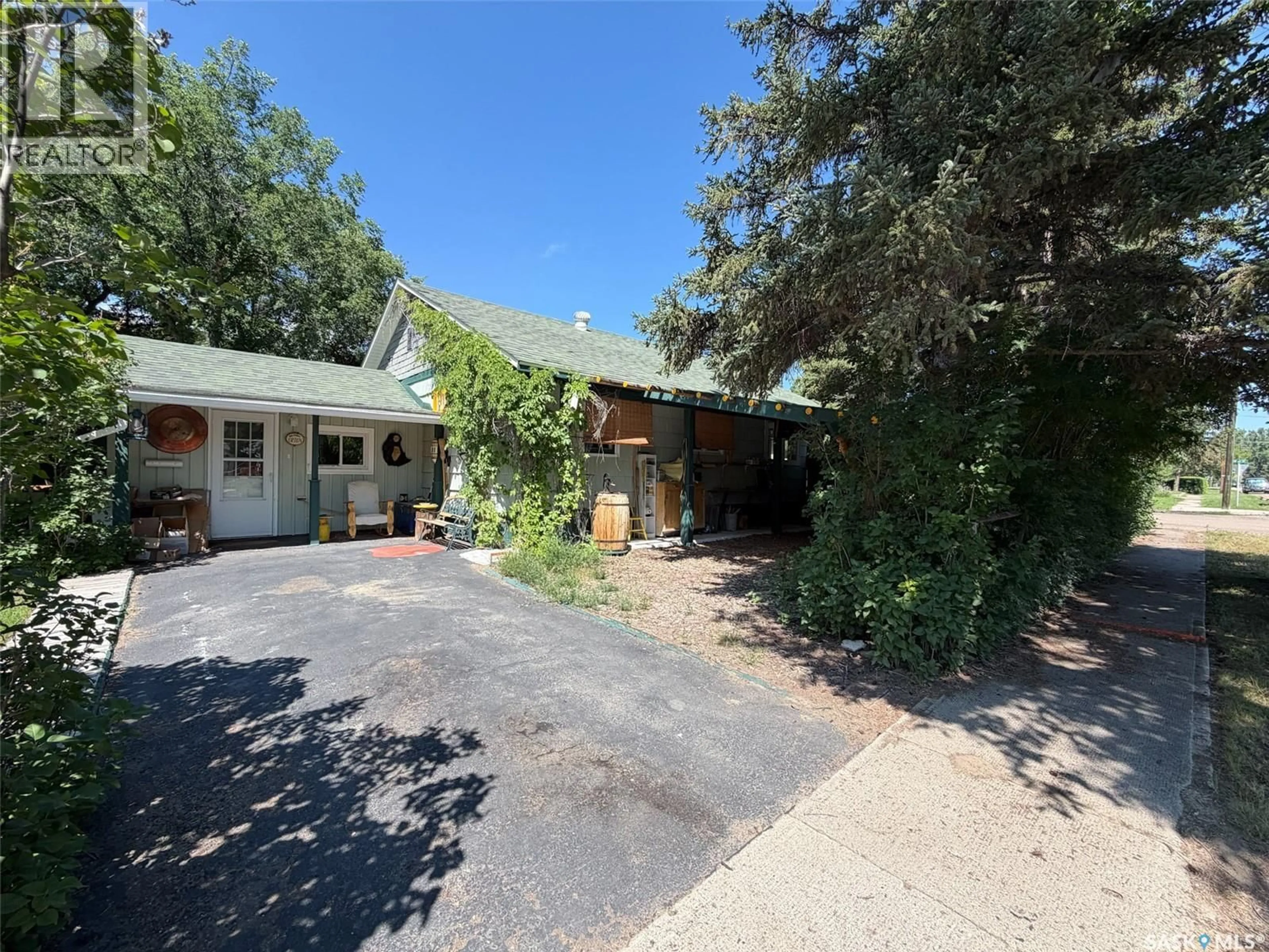 A pic from outside/outdoor area/front of a property/back of a property/a pic from drone, street for 604 FRONT STREET, Eastend Saskatchewan S0N0T0