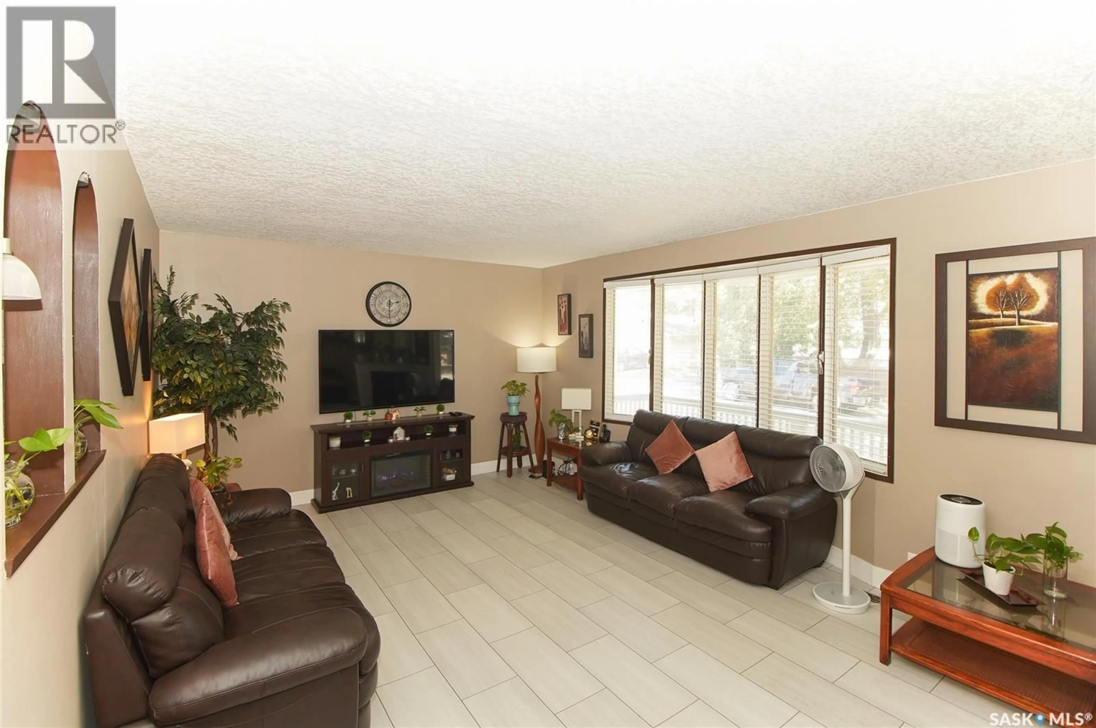 Living room with furniture, unknown for 18 KYLE STREET, Regina Saskatchewan S4R6R6