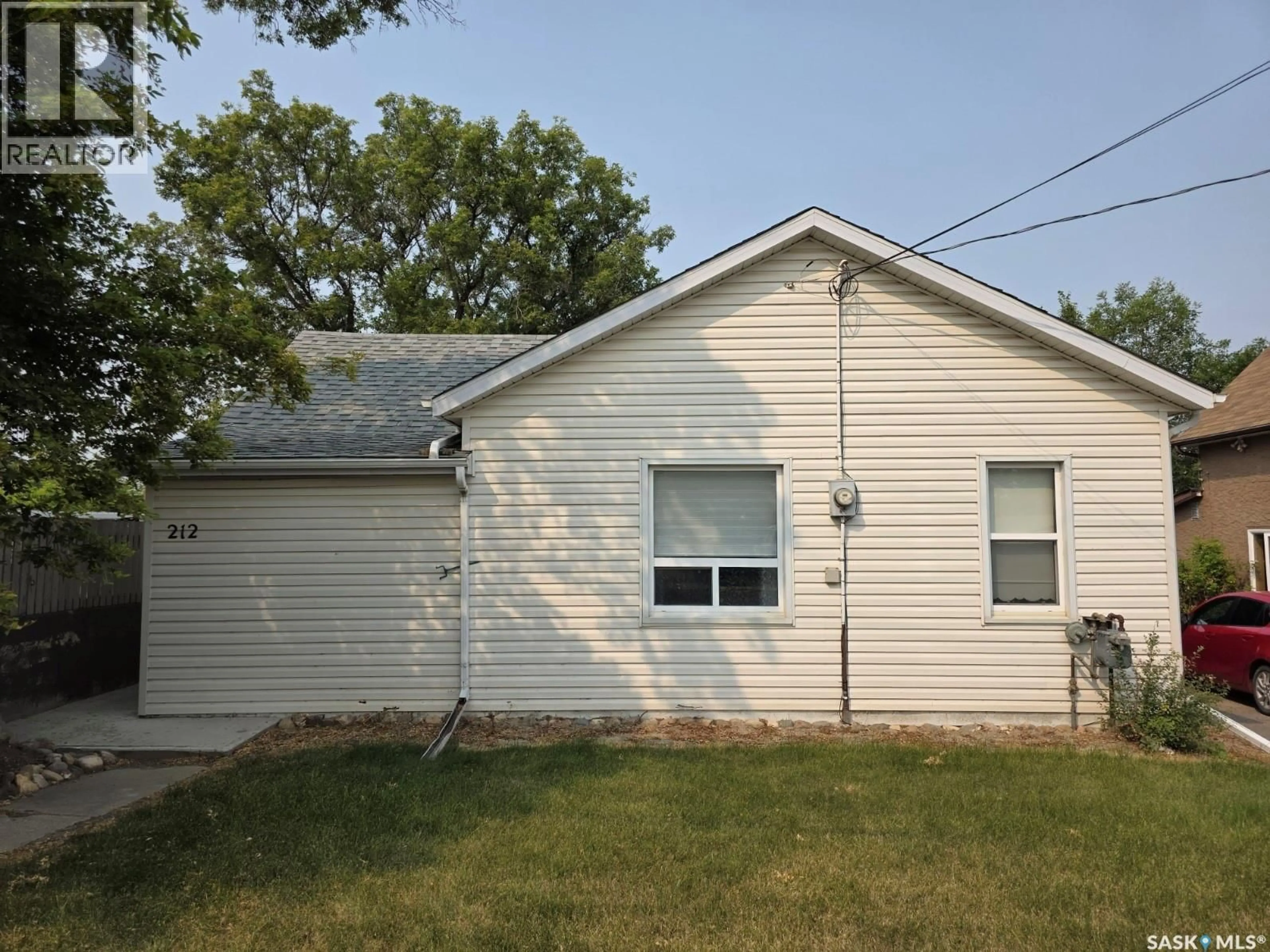 Home with vinyl exterior material, street for 212 6TH AVENUE, Swift Current Saskatchewan S9H2M2