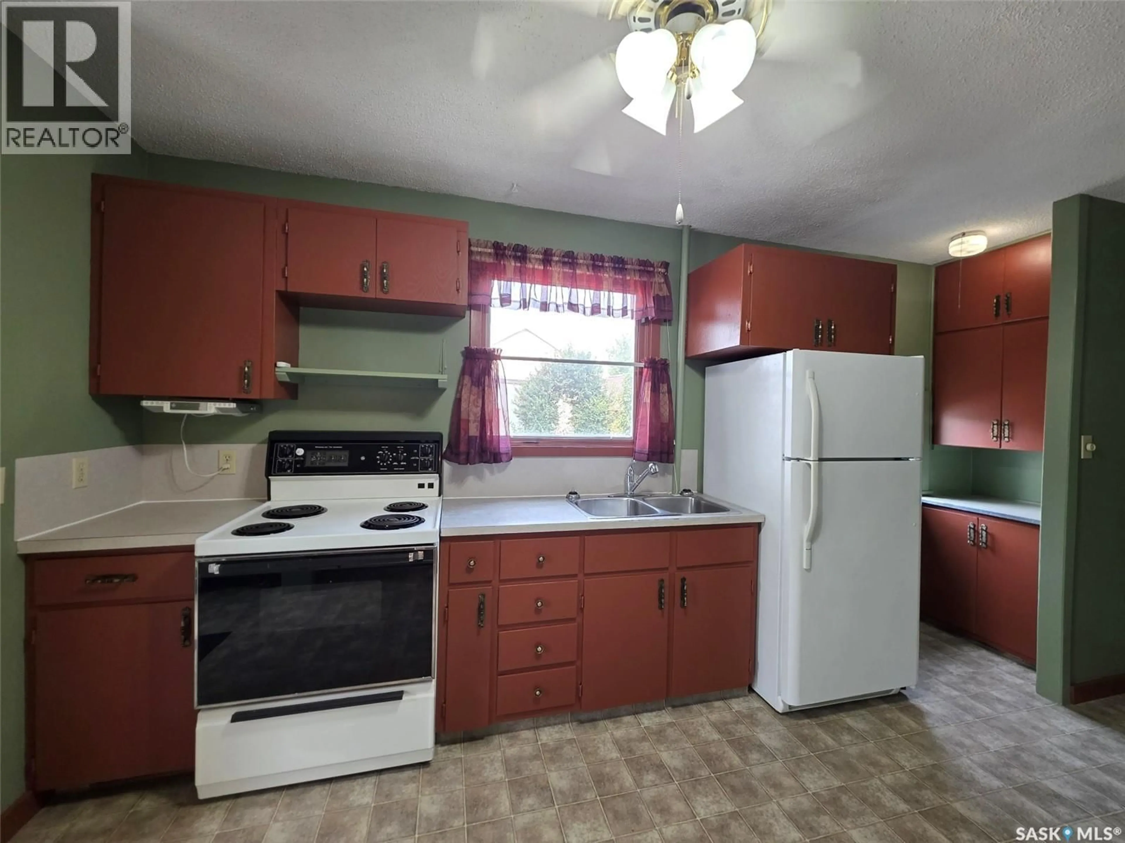 Standard kitchen, unknown for 212 6TH AVENUE, Swift Current Saskatchewan S9H2M2