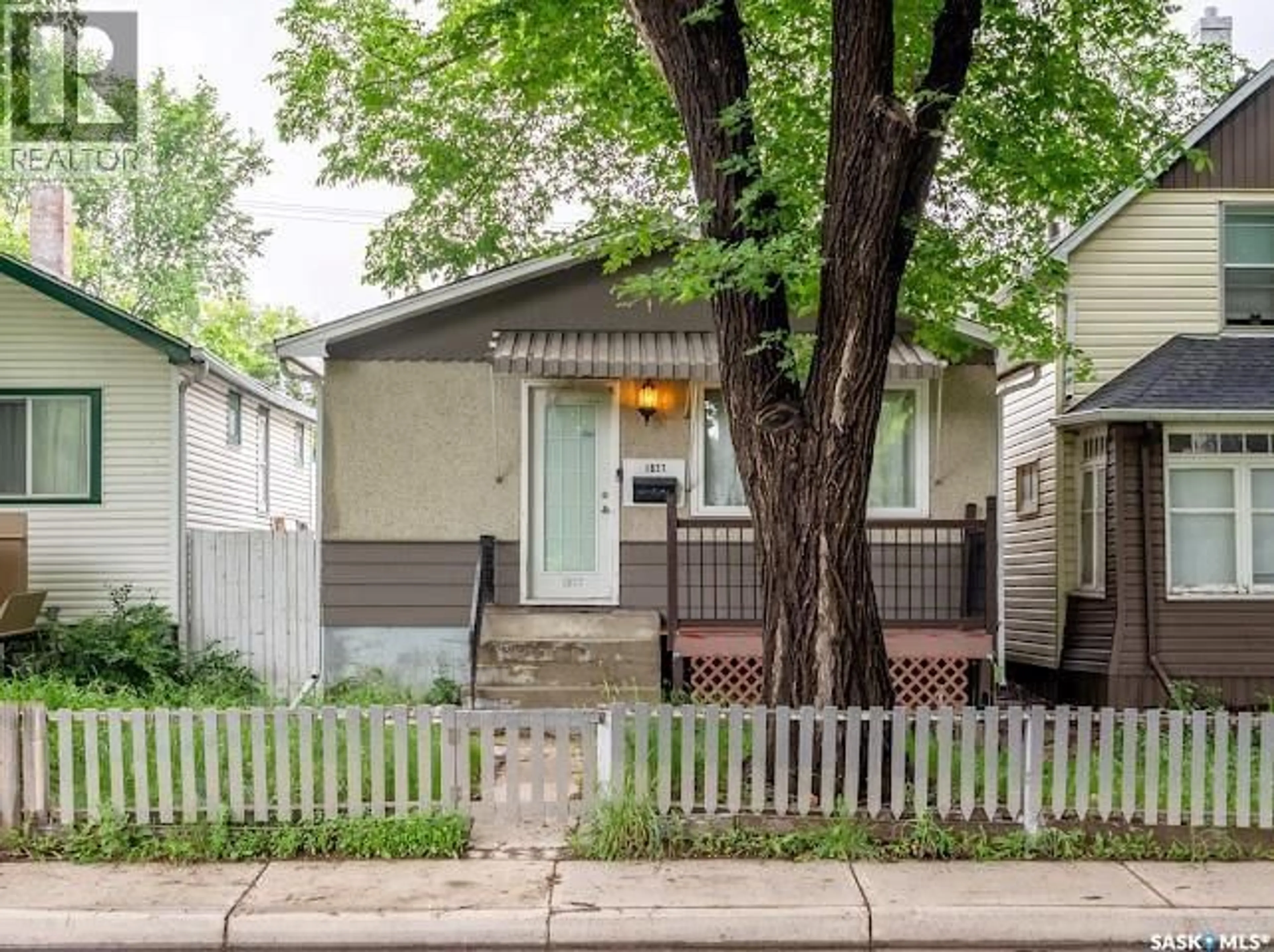Home with vinyl exterior material, street for 1827 QUEBEC STREET, Regina Saskatchewan S4P1J6