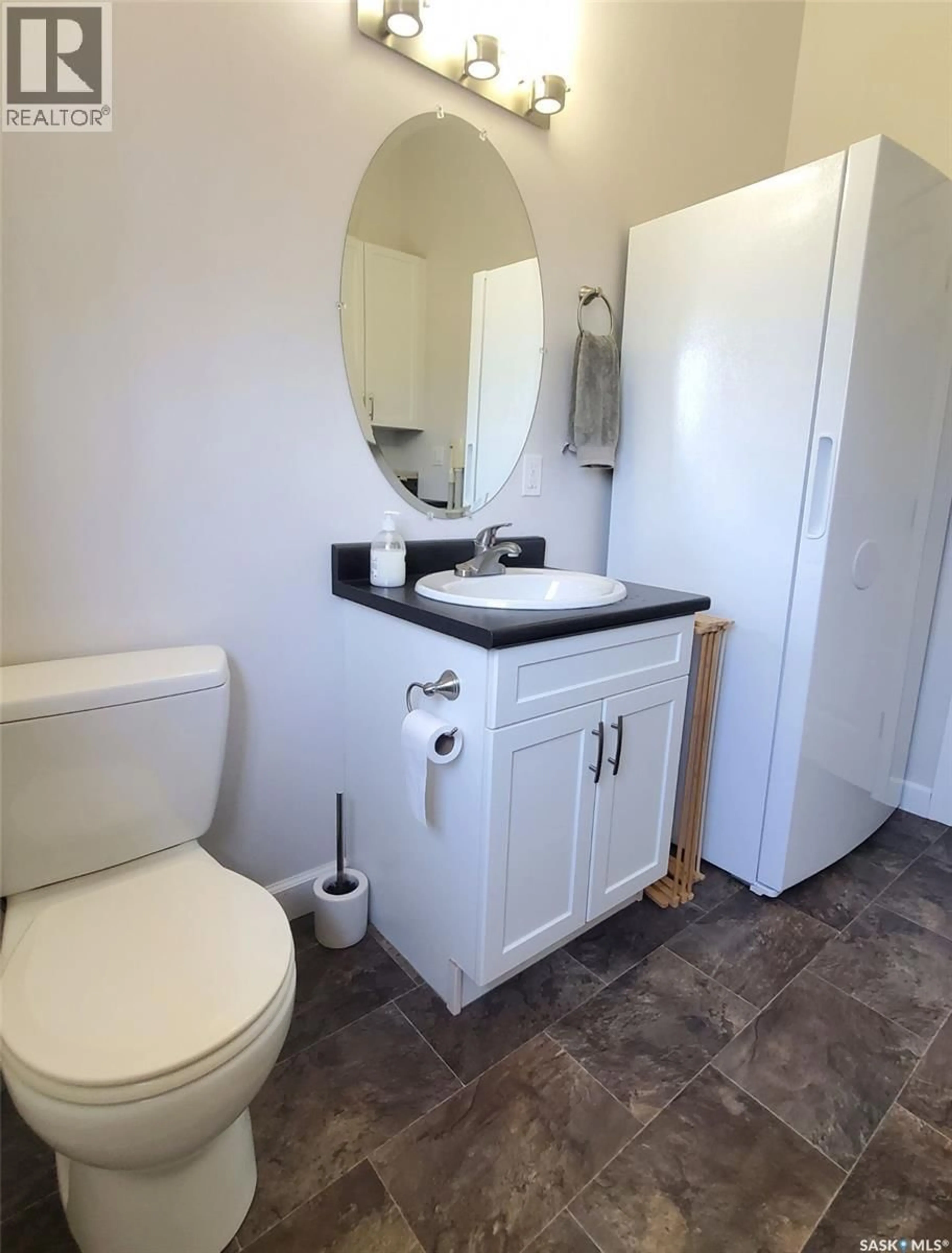 Standard bathroom, unknown for 231 WESTVIEW DRIVE, Swift Current Rm No. 137 Saskatchewan S9H4G6