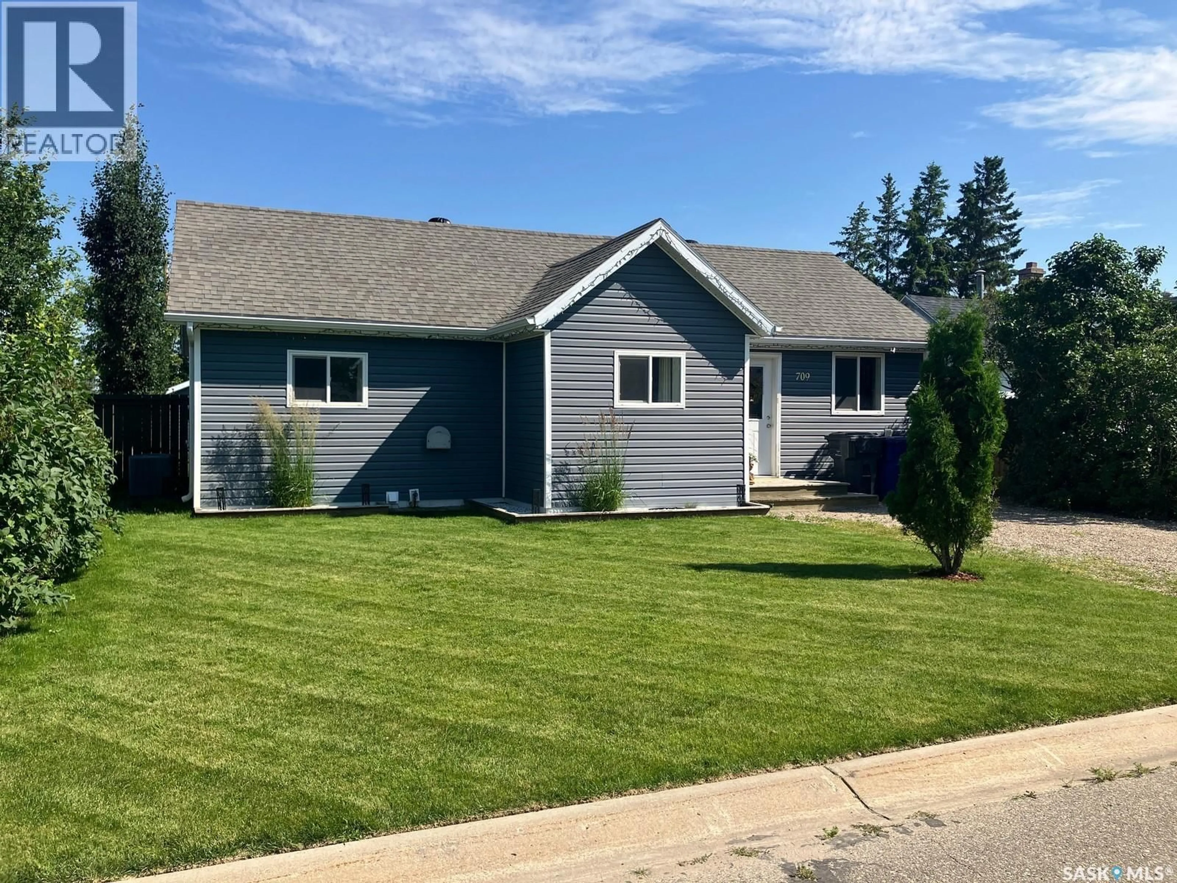 Home with vinyl exterior material, street for 709 6TH AVENUE, Nipawin Saskatchewan S0E1E0