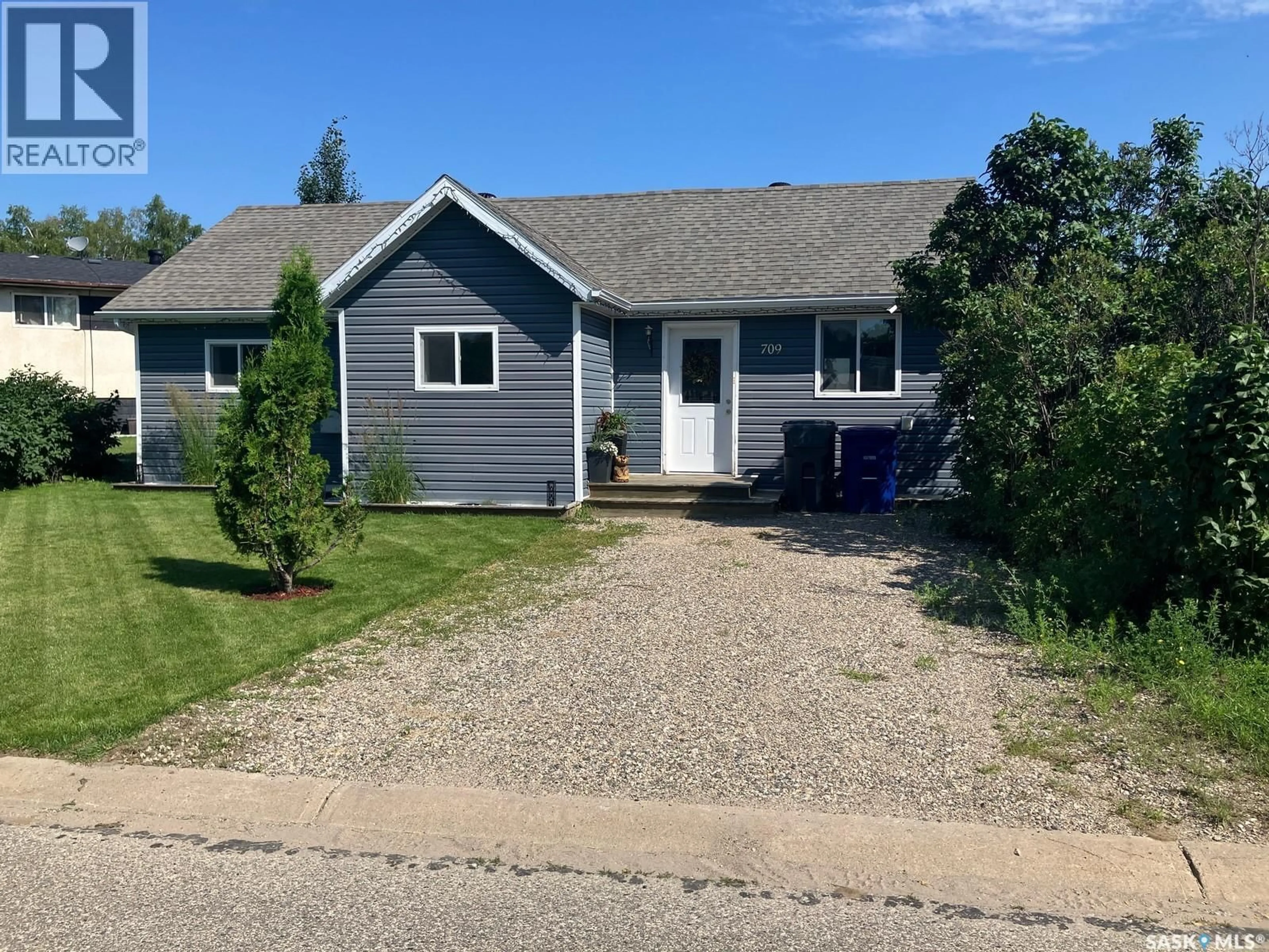 Home with vinyl exterior material, street for 709 6TH AVENUE, Nipawin Saskatchewan S0E1E0