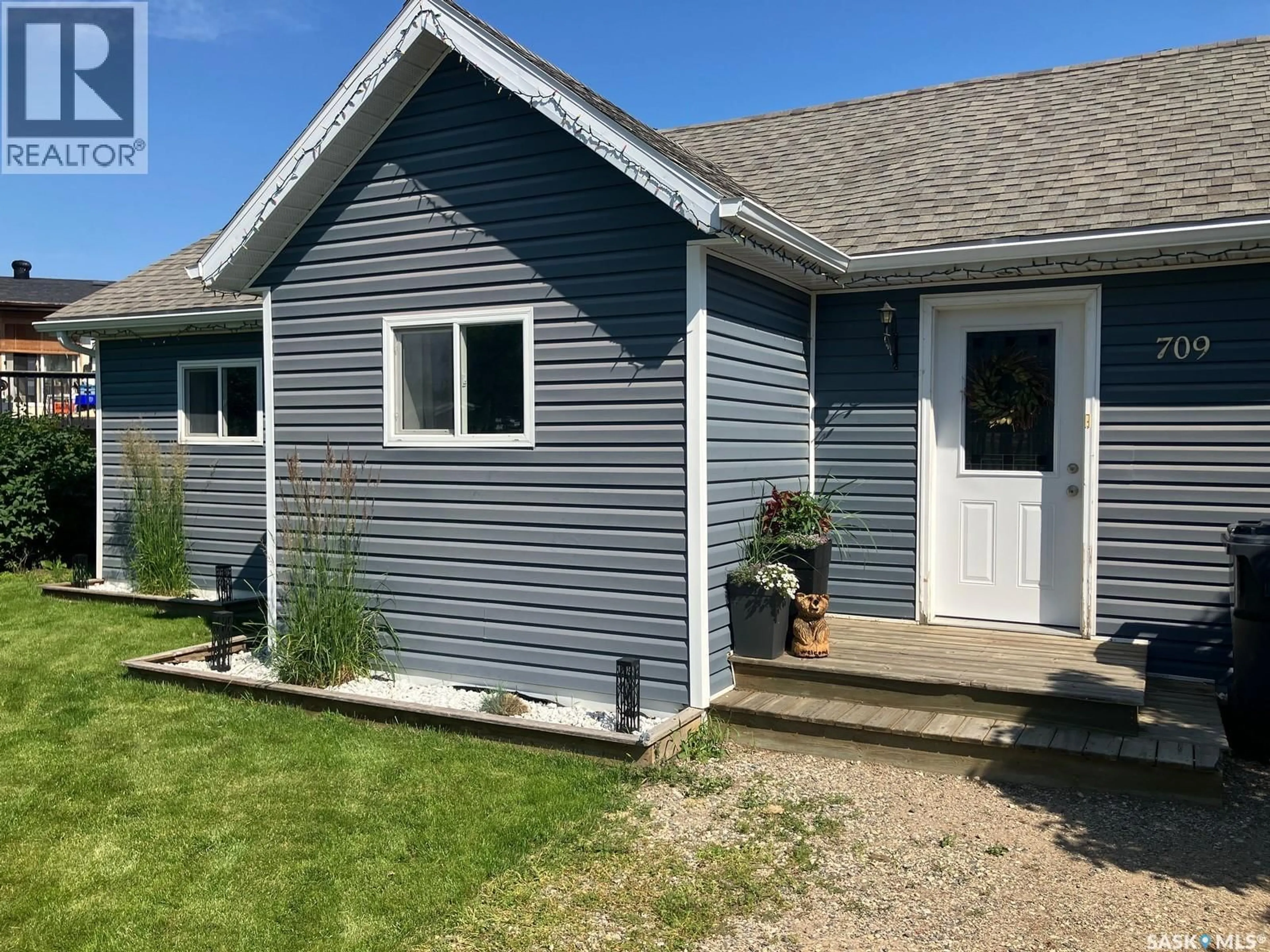 Home with vinyl exterior material, street for 709 6TH AVENUE, Nipawin Saskatchewan S0E1E0