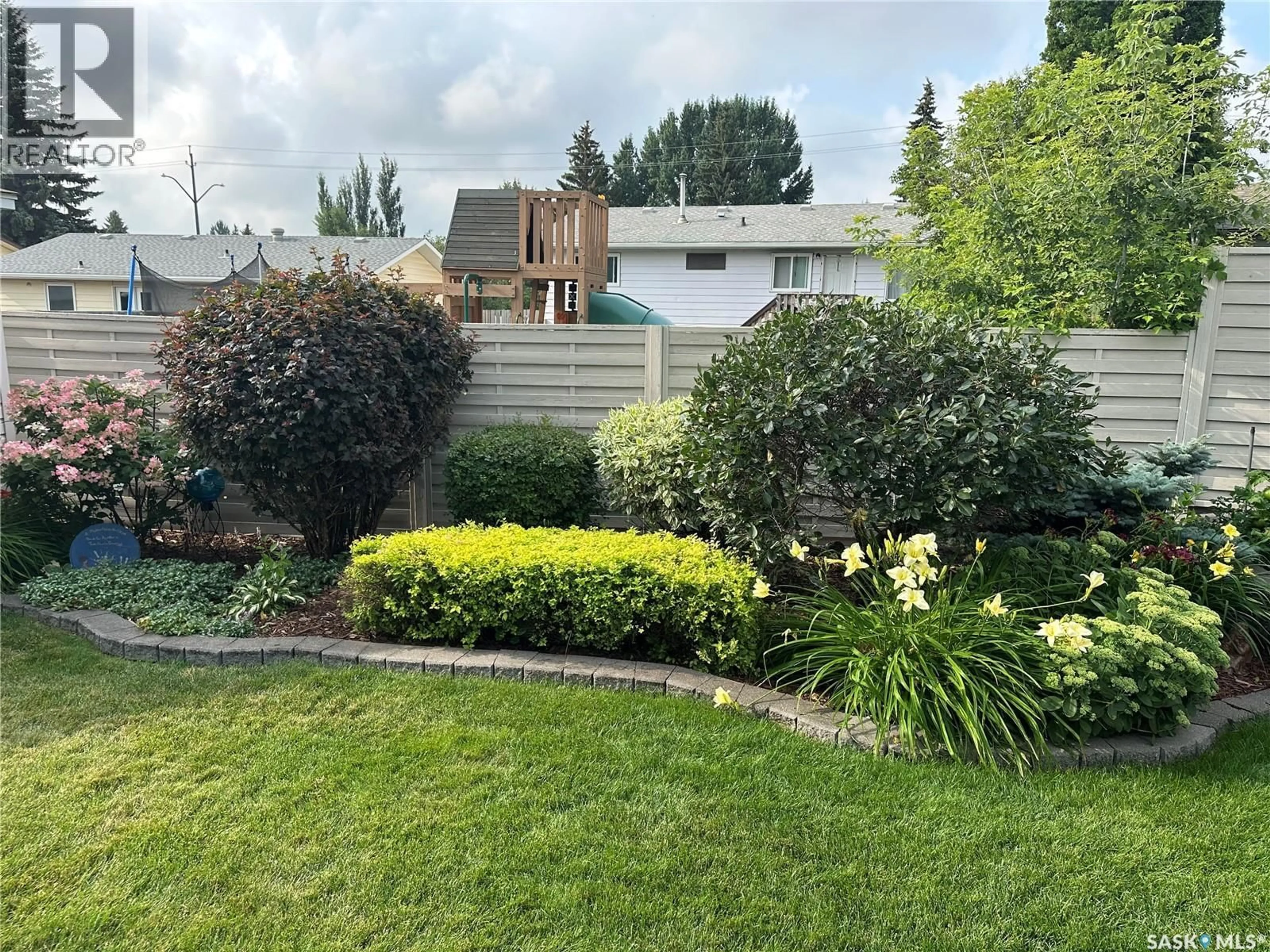 A pic from outside/outdoor area/front of a property/back of a property/a pic from drone, street for 355 SYLVIAN CRESCENT, Saskatoon Saskatchewan S7H5E6