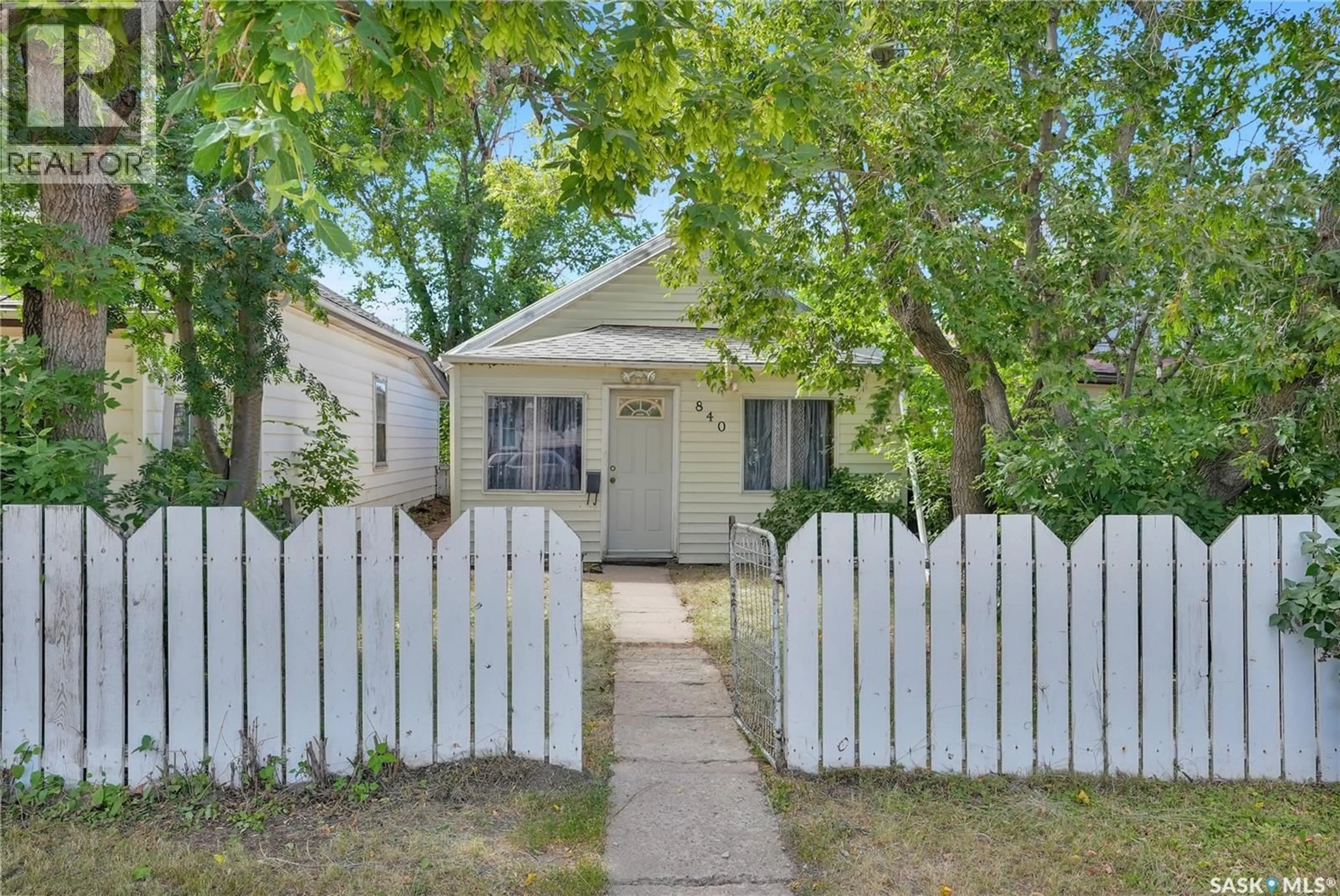Patio, street for 840 GREY AVENUE, Moose Jaw Saskatchewan S6H1N1