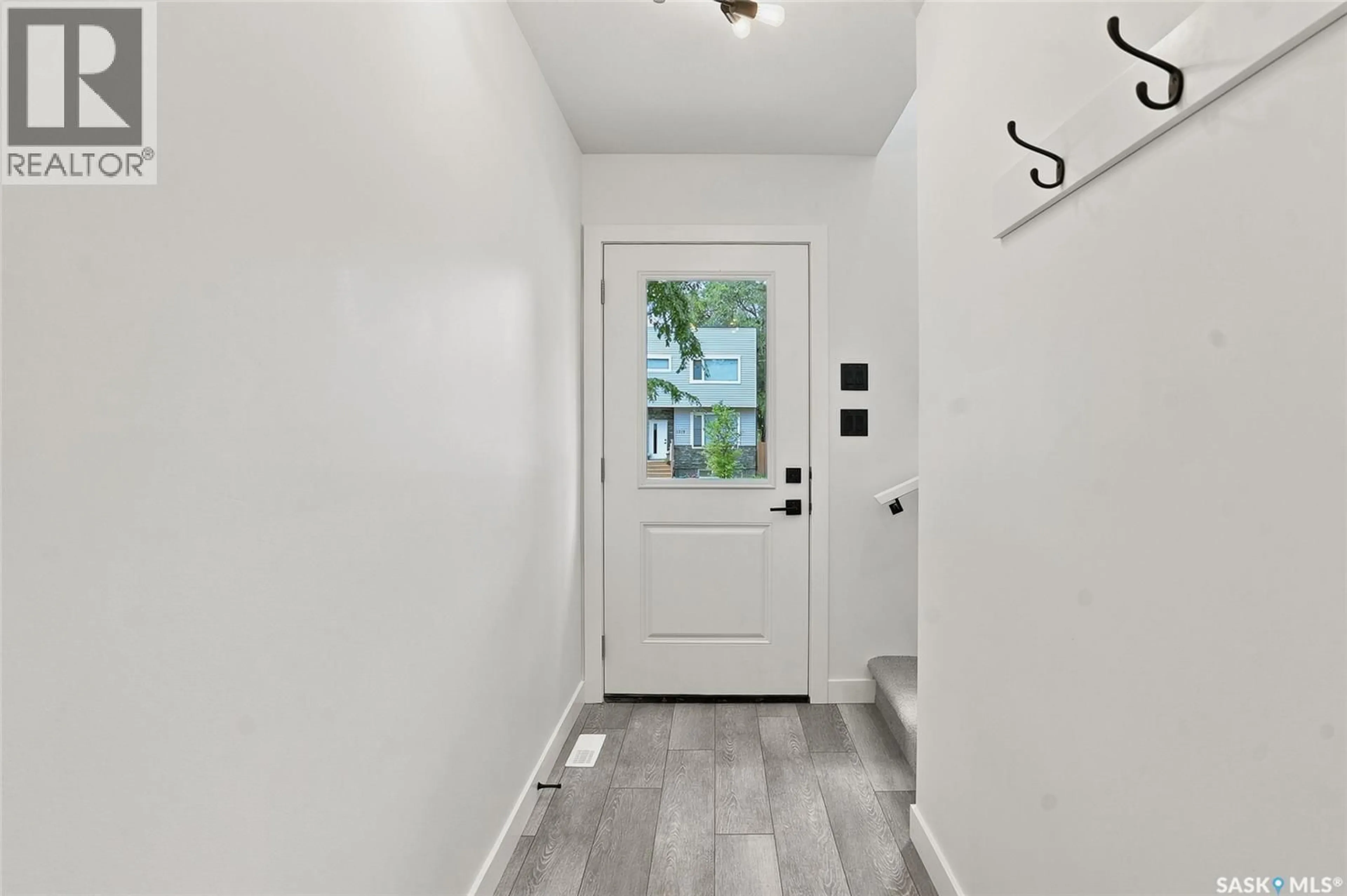 Indoor entryway for 1220 H AVENUE, Saskatoon Saskatchewan S7L2E2