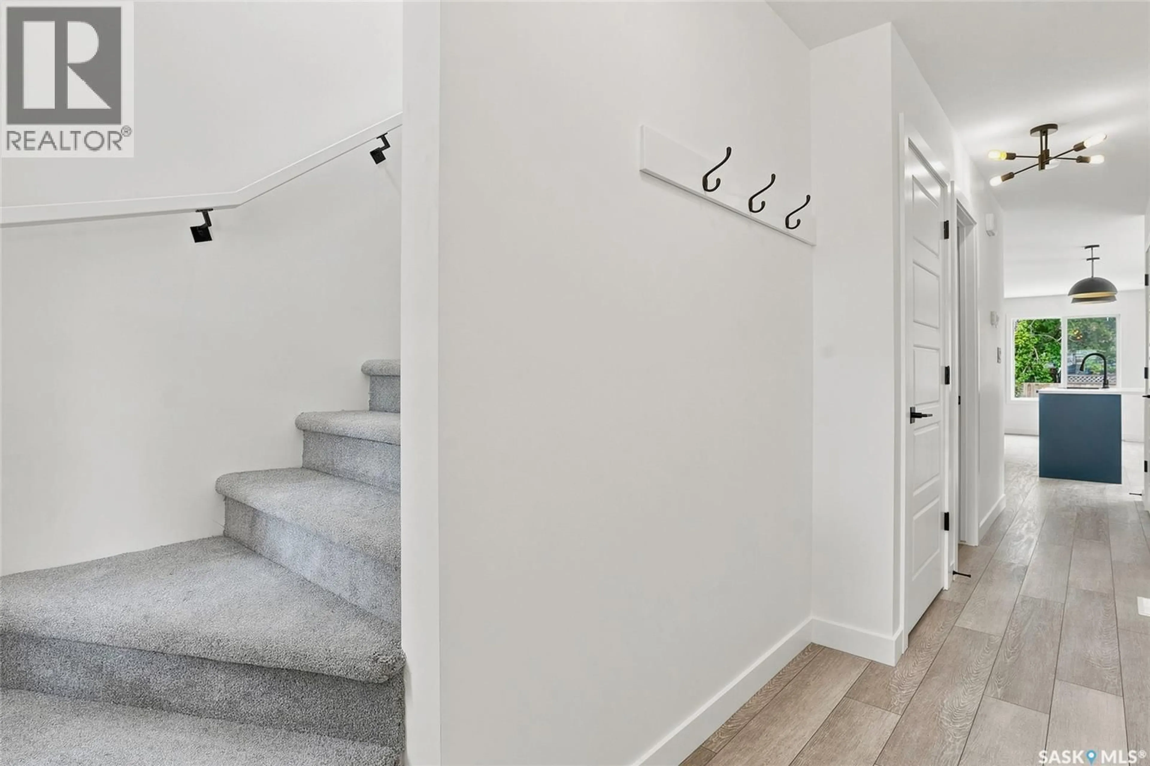 Indoor entryway for 1220 H AVENUE, Saskatoon Saskatchewan S7L2E2