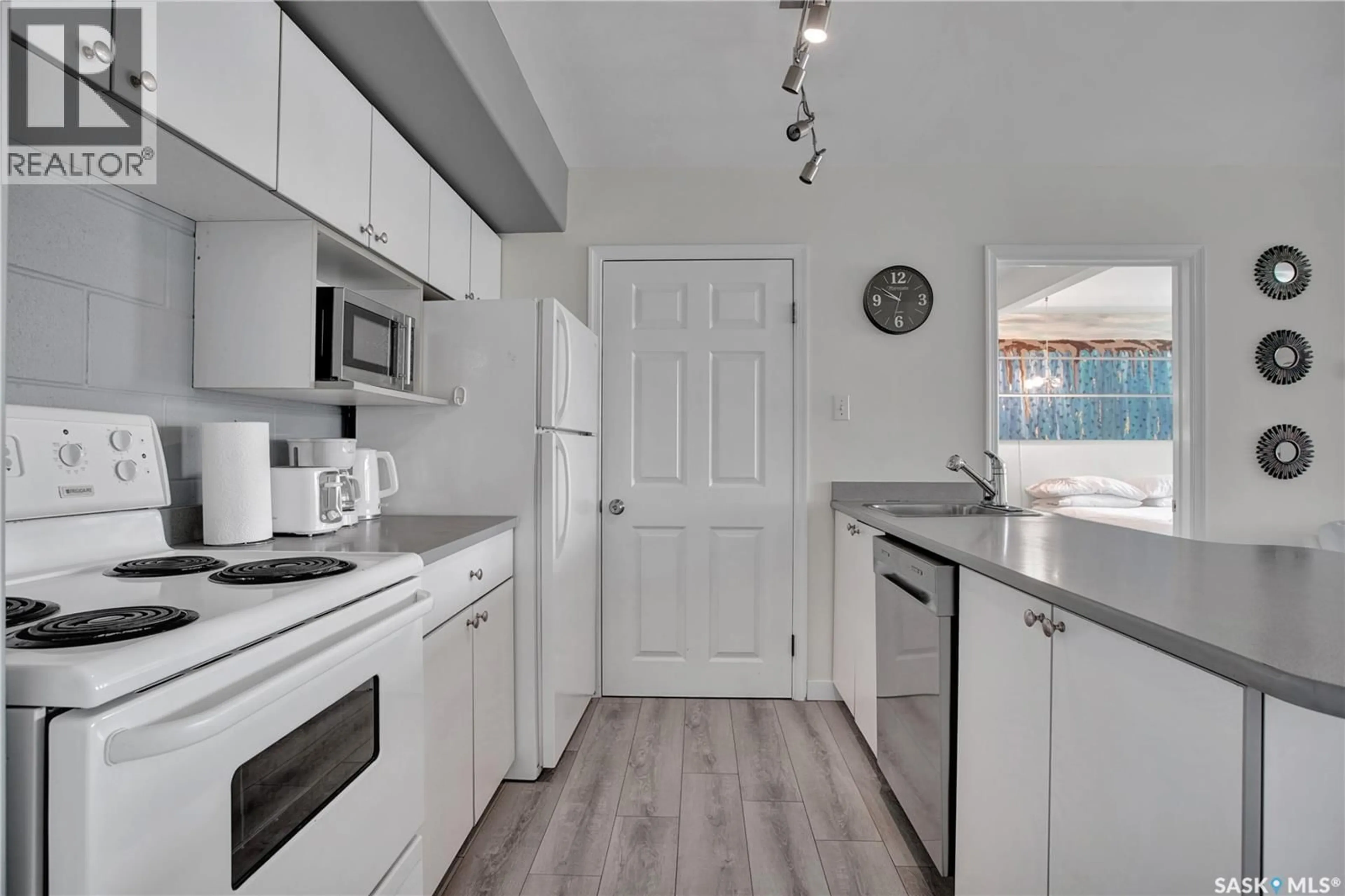 Standard kitchen, unknown for N - 103 120 C AVENUE, Saskatoon Saskatchewan S7L7M3