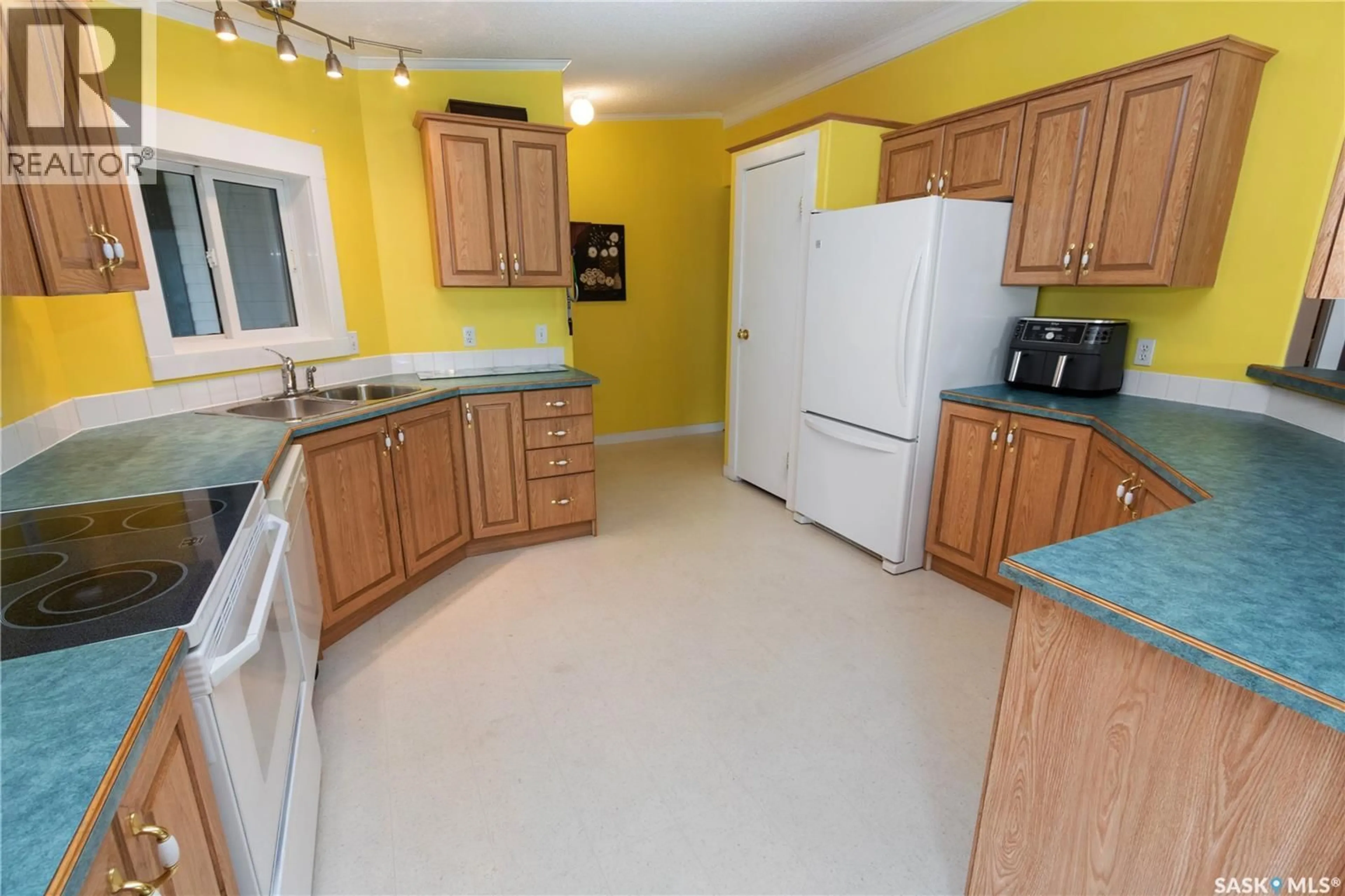 Standard kitchen, ceramic/tile floor for 510 CITY VIEW ESTATES, Sherwood Rm No. 159 Saskatchewan S4P3W8