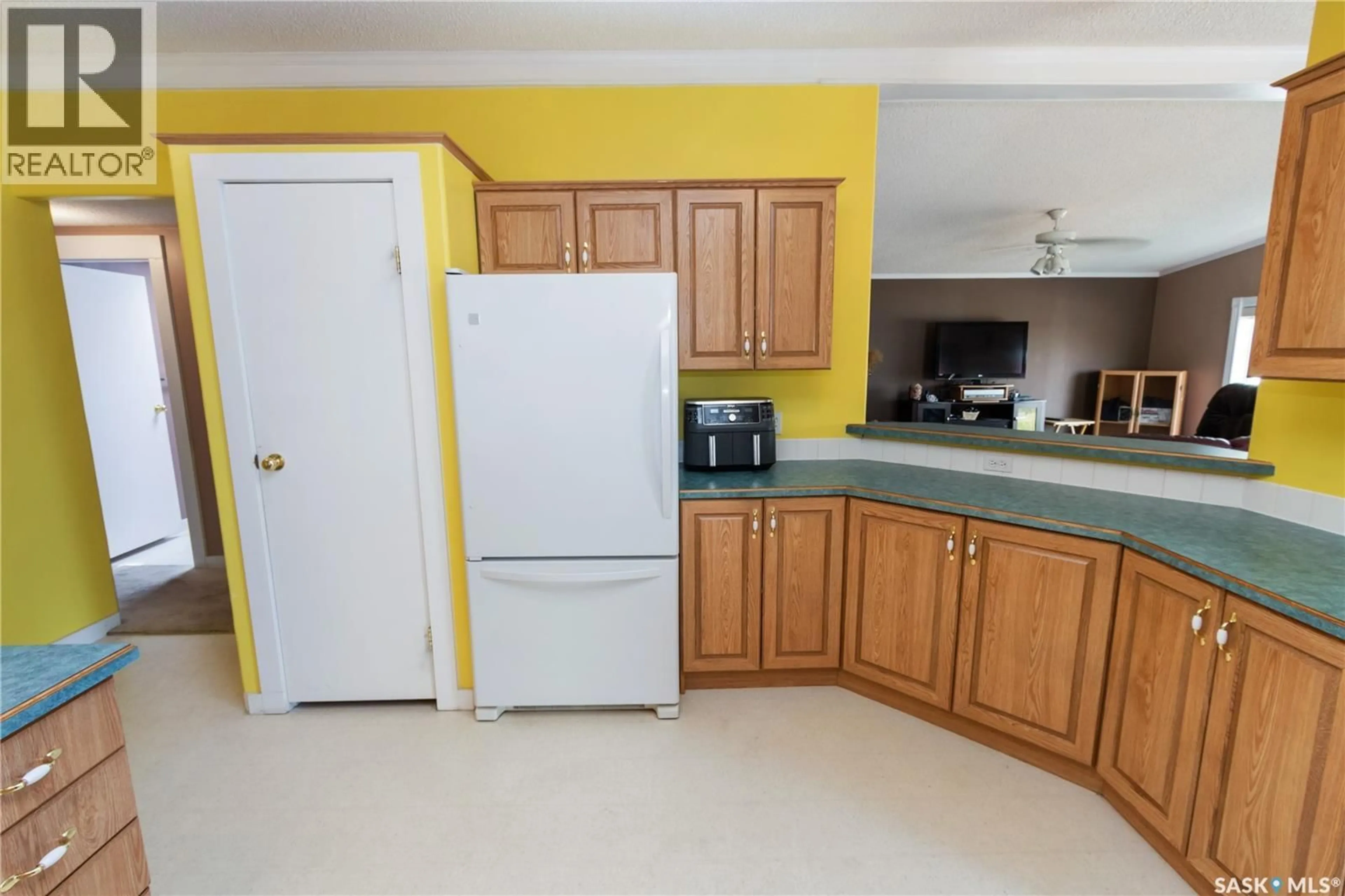 Standard kitchen, ceramic/tile floor for 510 CITY VIEW ESTATES, Sherwood Rm No. 159 Saskatchewan S4P3W8