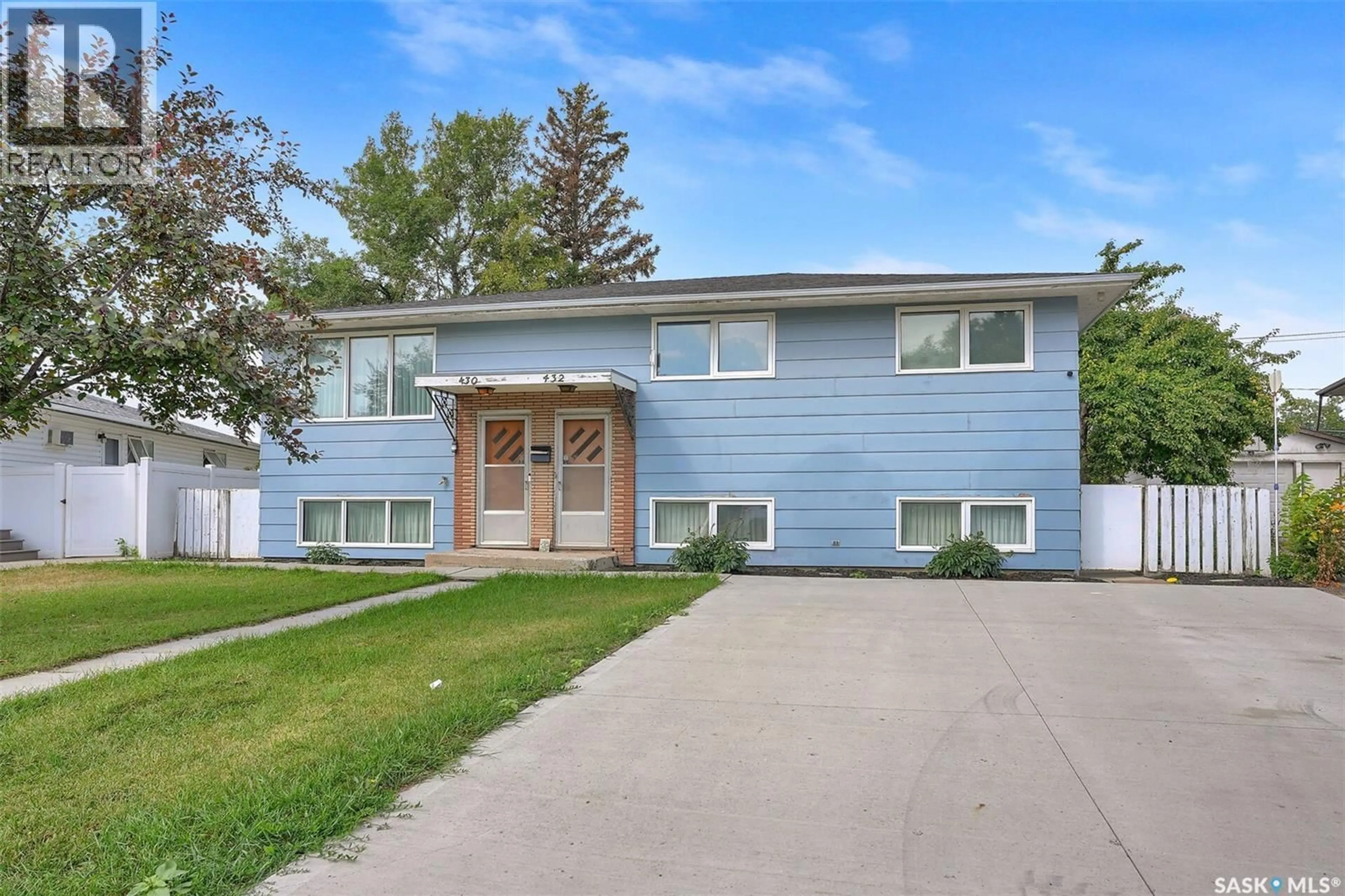 Home with vinyl exterior material, street for 430 FROOM CRESCENT, Regina Saskatchewan S4N1T6