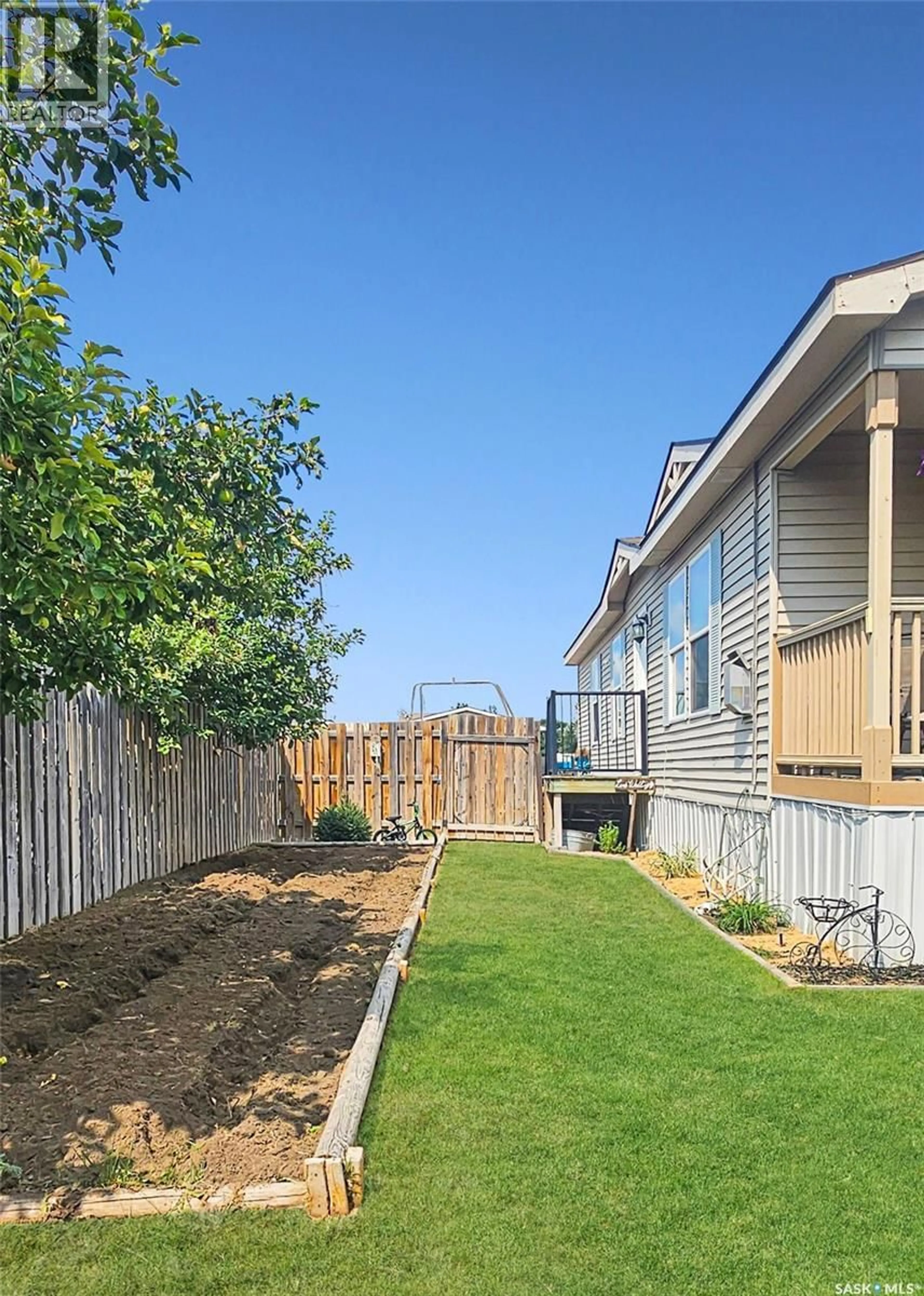 A pic from outside/outdoor area/front of a property/back of a property/a pic from drone, street for 76 PRAIRIE SUN COURT, Swift Current Saskatchewan S9H3X6