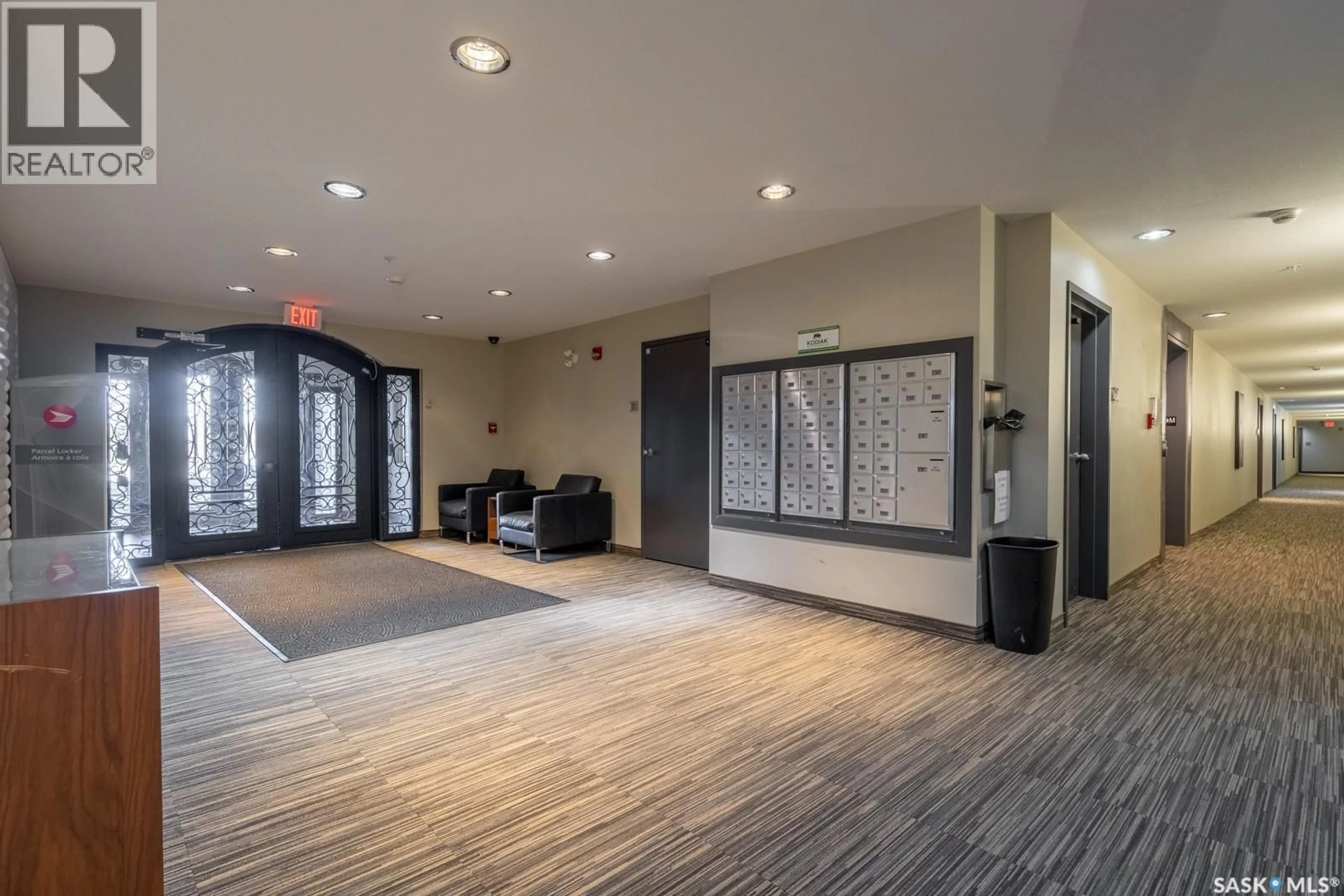 Indoor foyer for 102 - 1610 DAKOTA DRIVE, Regina Saskatchewan S4Z0A5