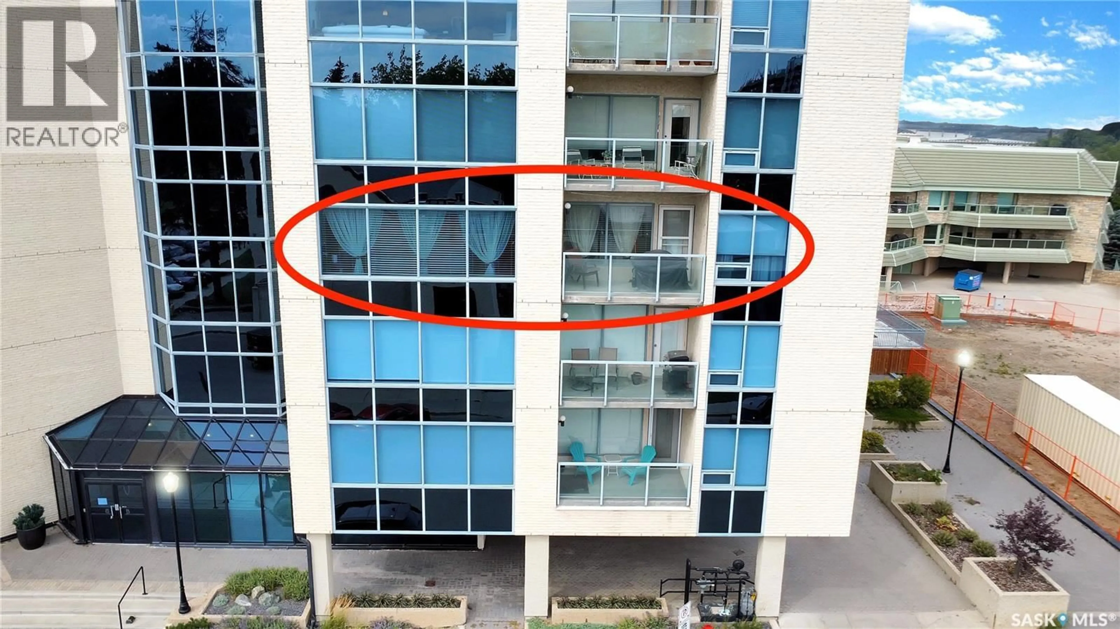 A pic from outside/outdoor area/front of a property/back of a property/a pic from drone, building for 505 - 401 12TH STREET E, Saskatoon Saskatchewan S7N4H3