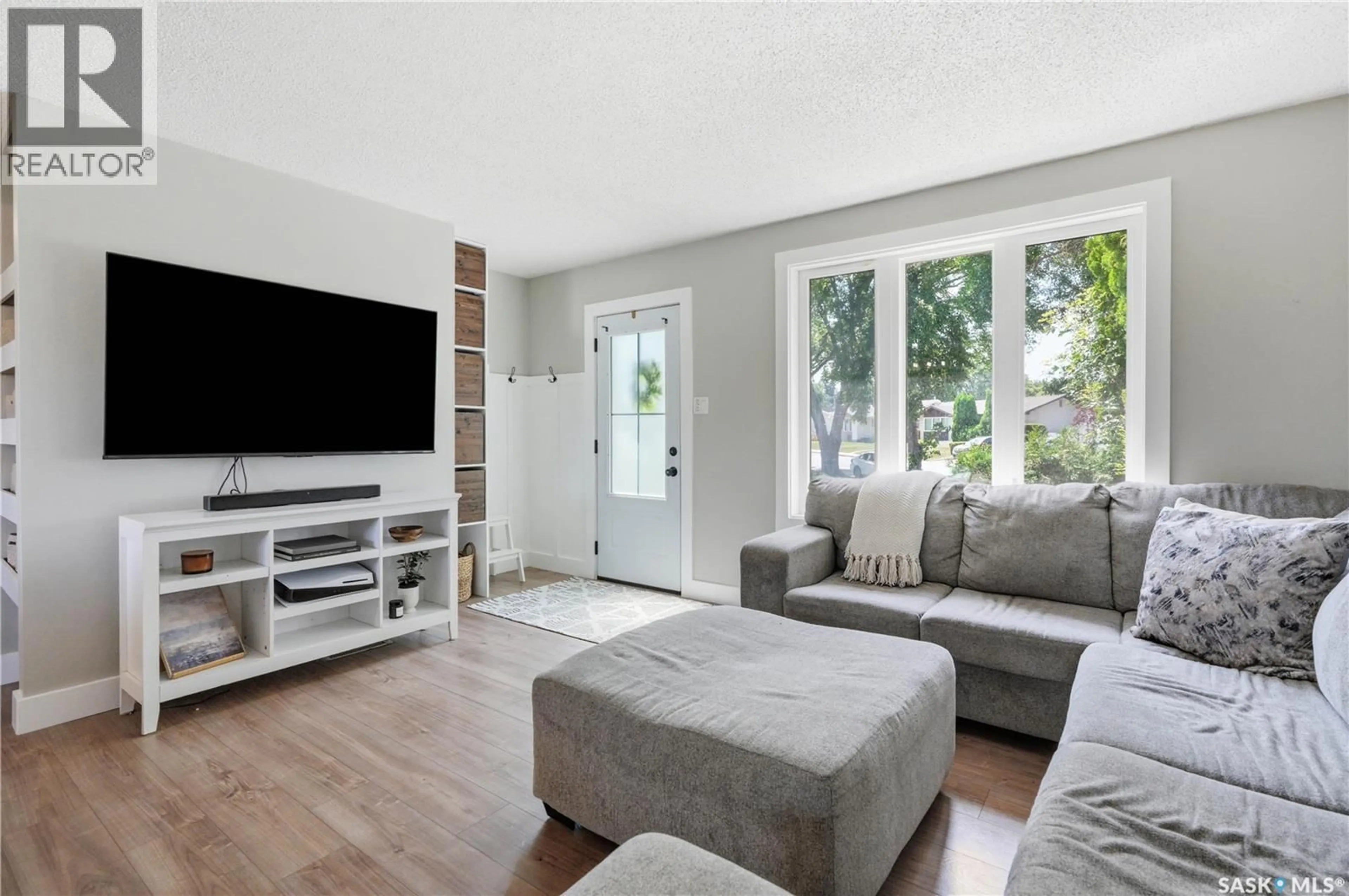 Living room with furniture, unknown for 122 MONTREAL AVENUE, Saskatoon Saskatchewan S7M3K8
