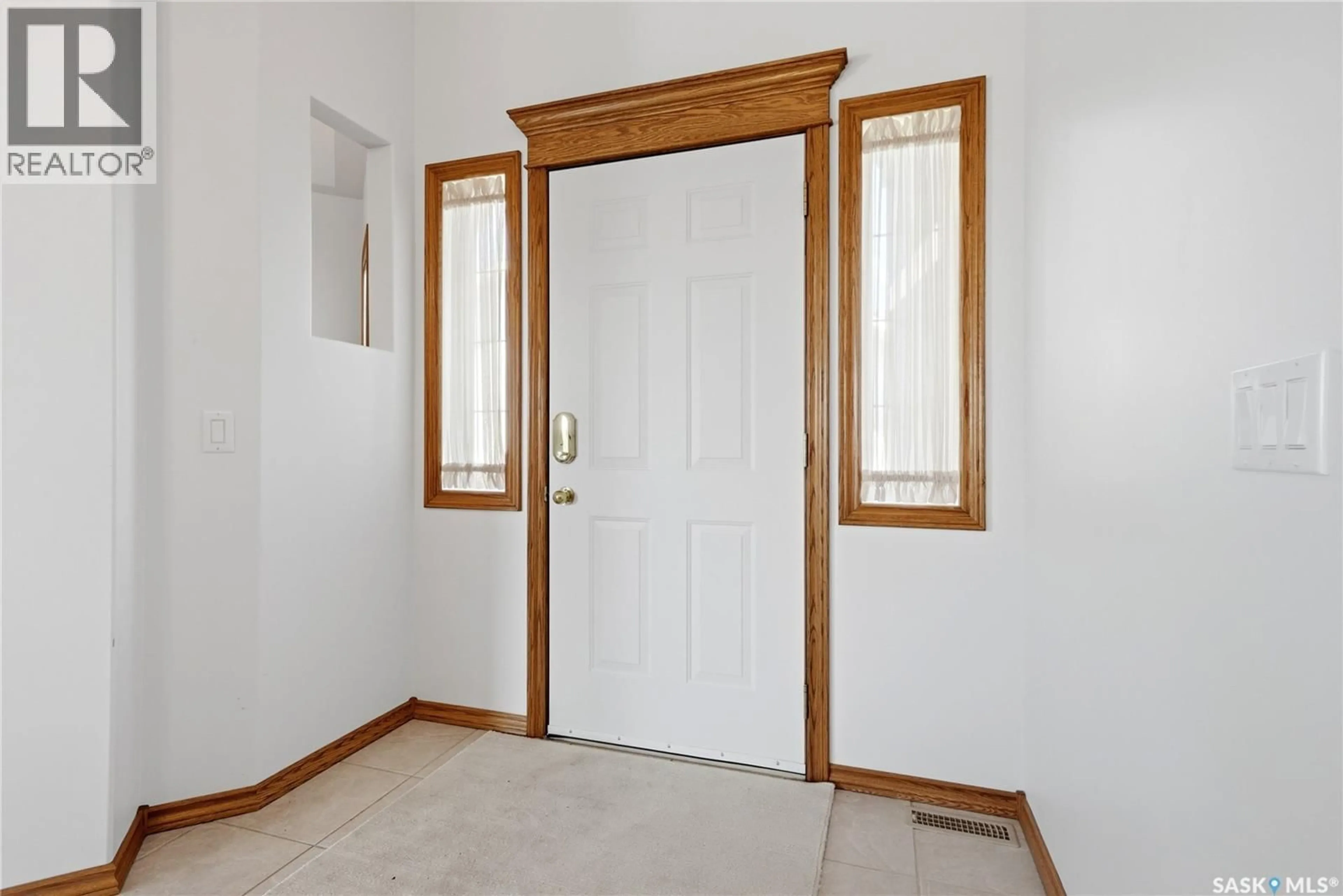 Indoor foyer for 11330 WASCANA MEADOWS, Regina Saskatchewan S4V2V4