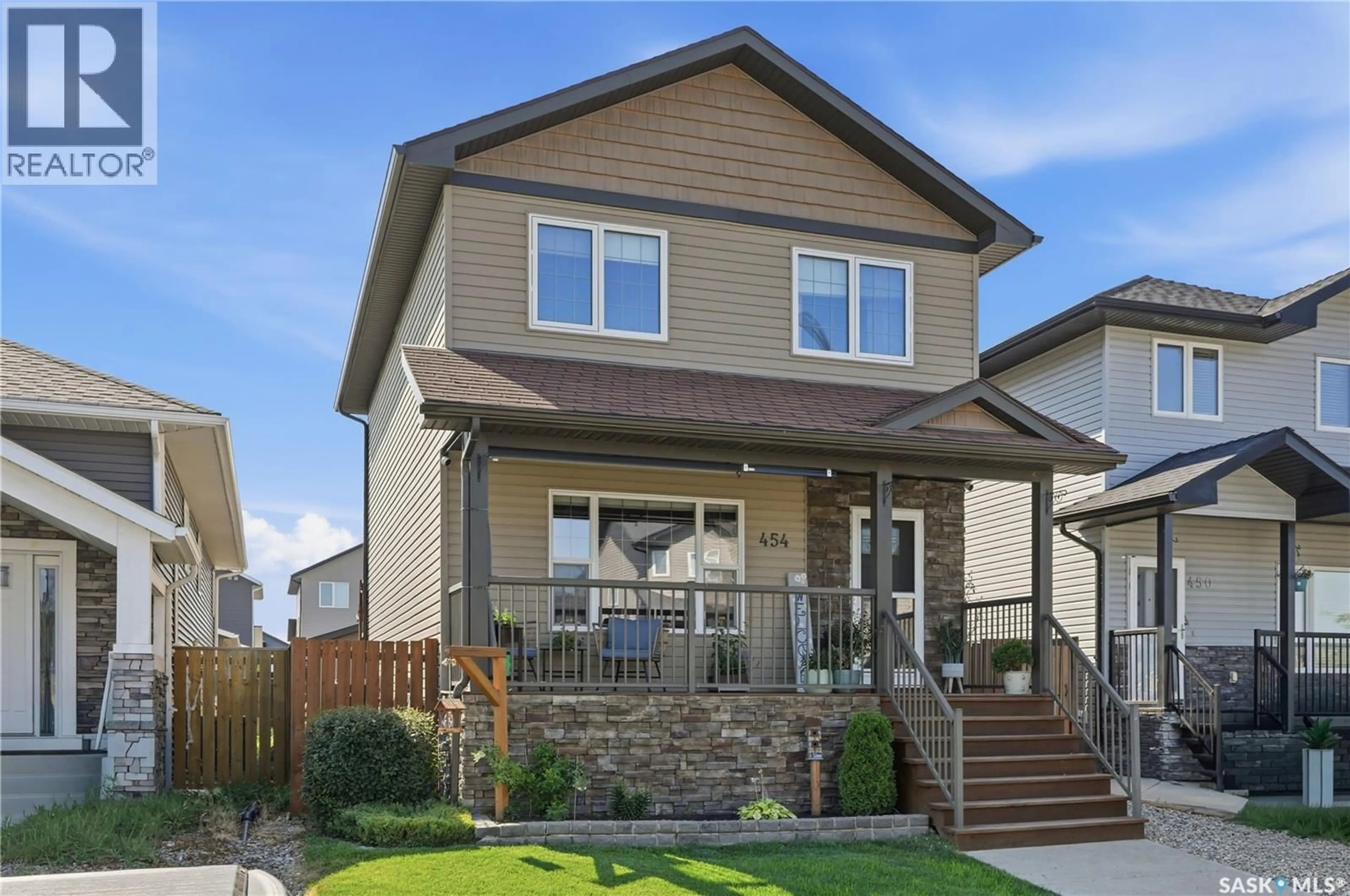 Home with vinyl exterior material, street for 454 GEARY CRESCENT, Saskatoon Saskatchewan S7R0E7