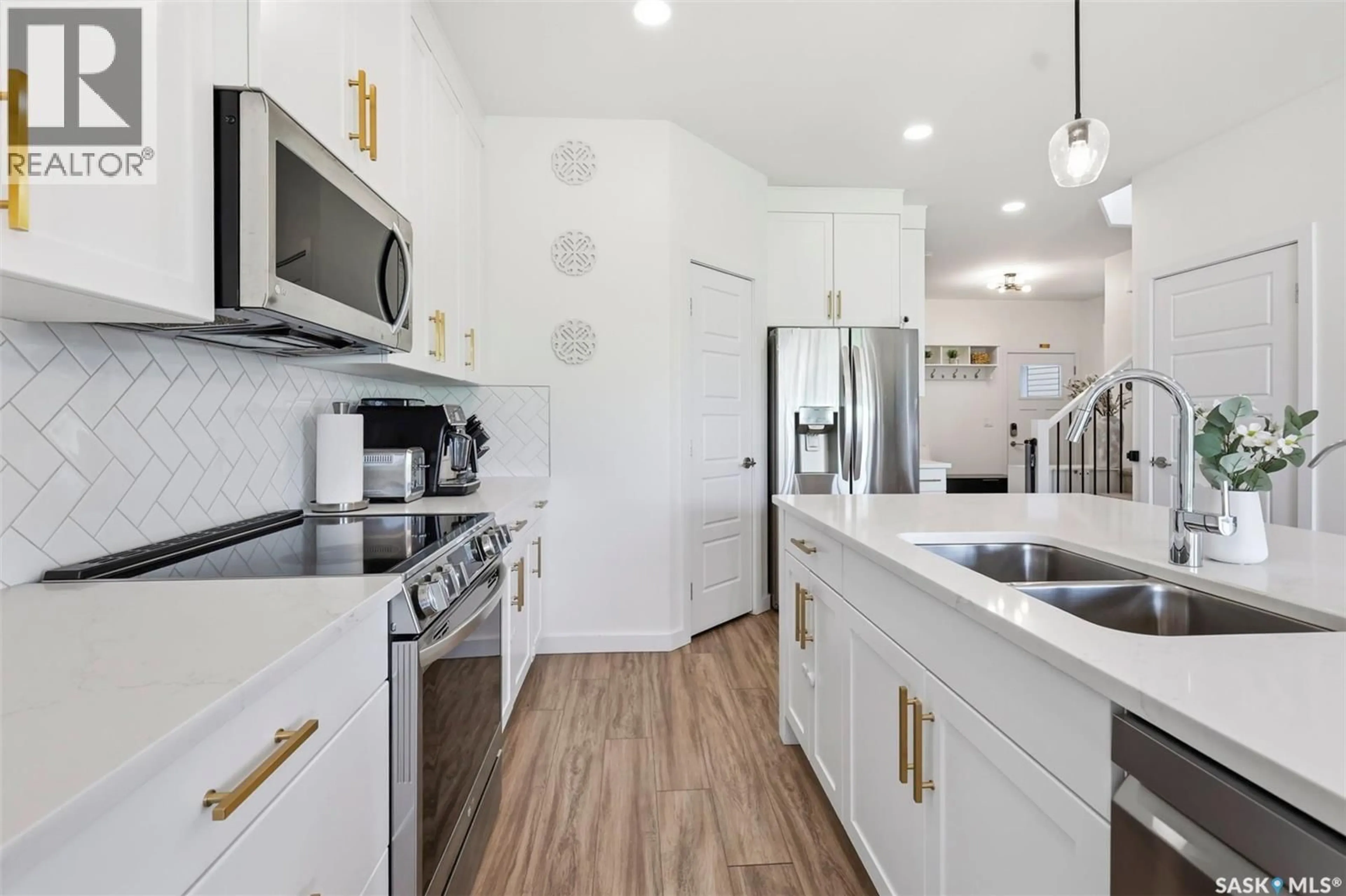 Open concept kitchen, unknown for 421 GERMAIN MANOR, Saskatoon Saskatchewan S7V0V1