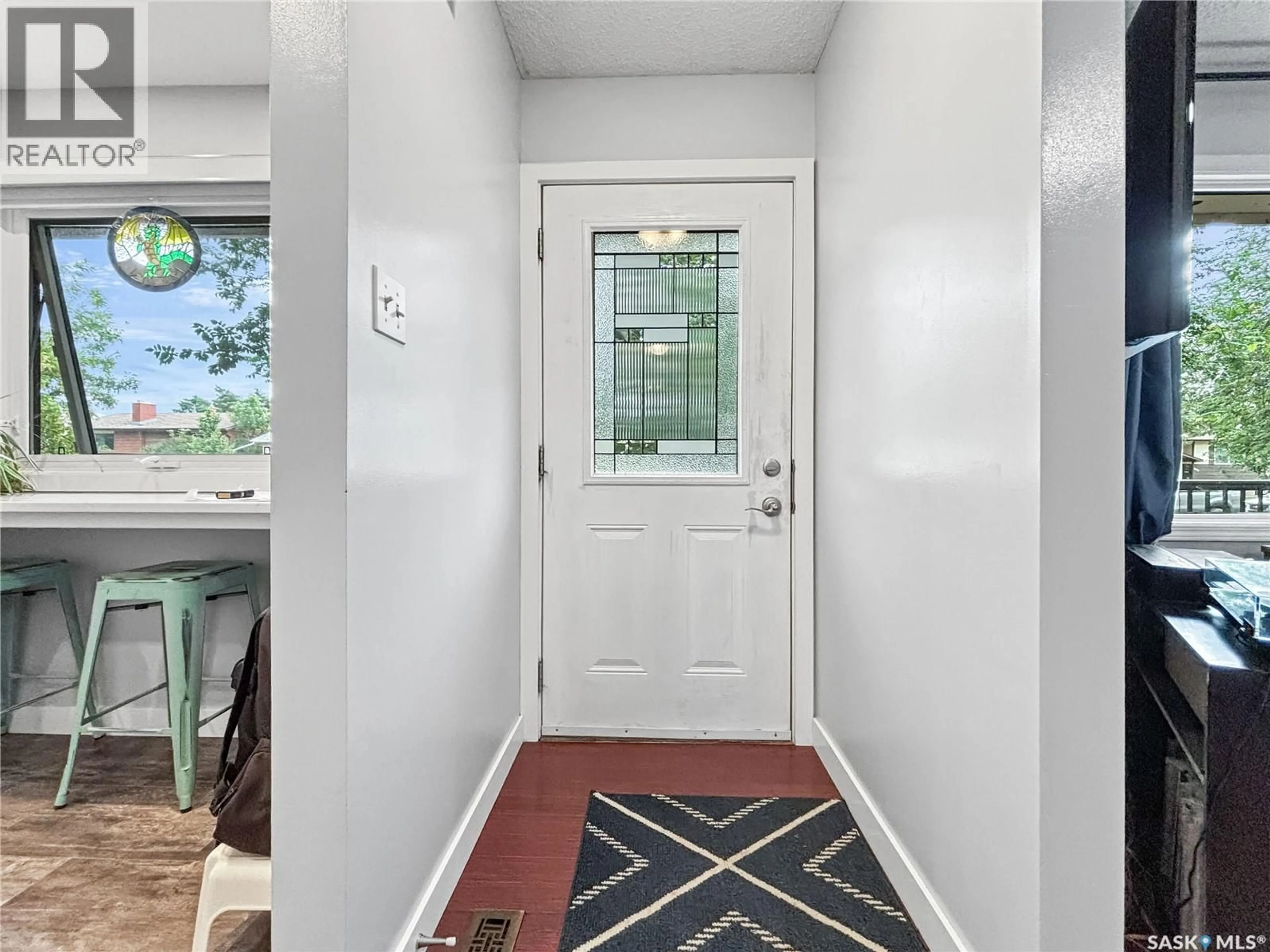 Indoor entryway for 330 MEIGHEN CRESCENT, Saskatoon Saskatchewan S7L4W7
