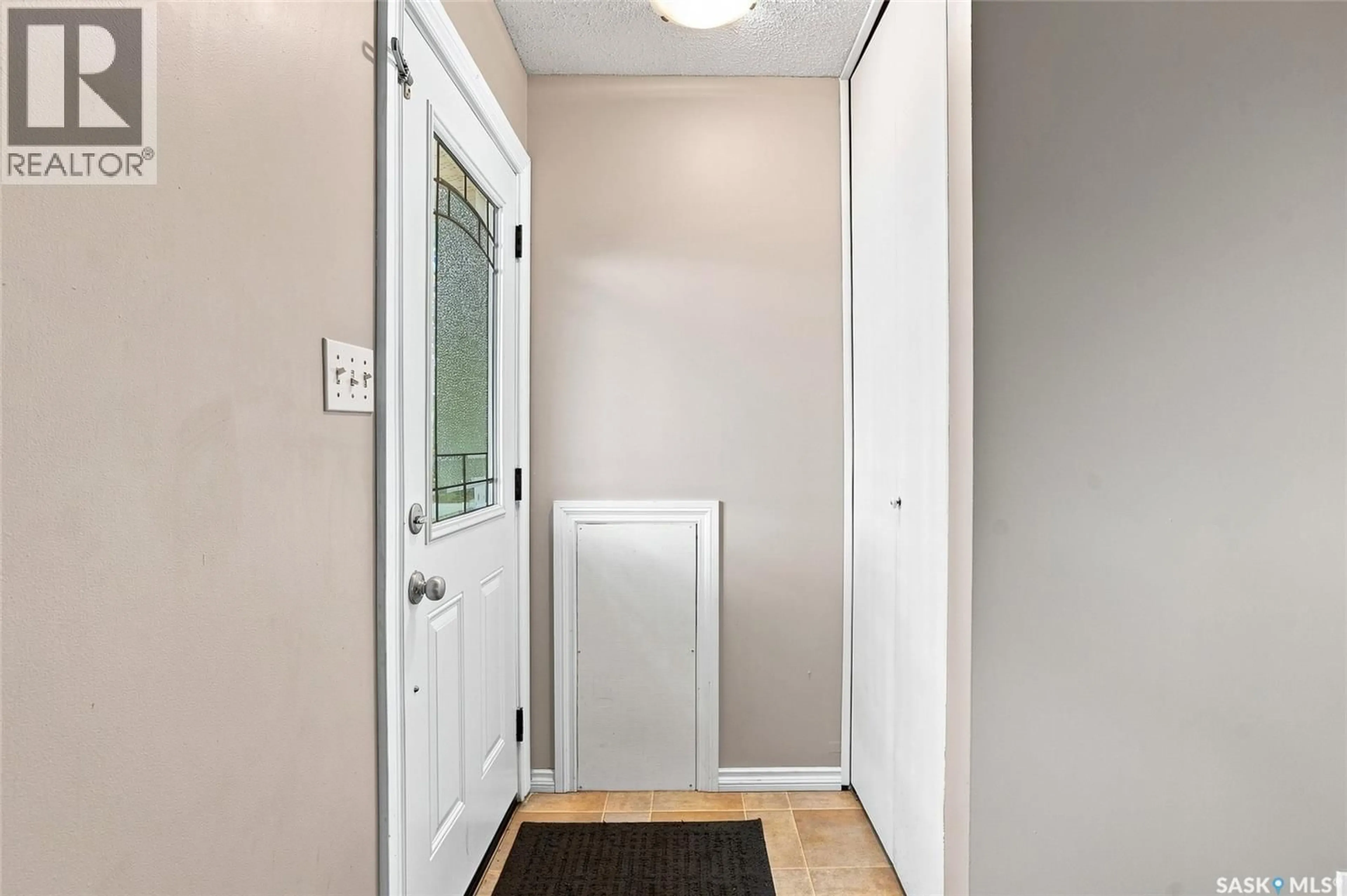 Indoor entryway for 1714 DRINKLE STREET, Saskatoon Saskatchewan S7J0P7