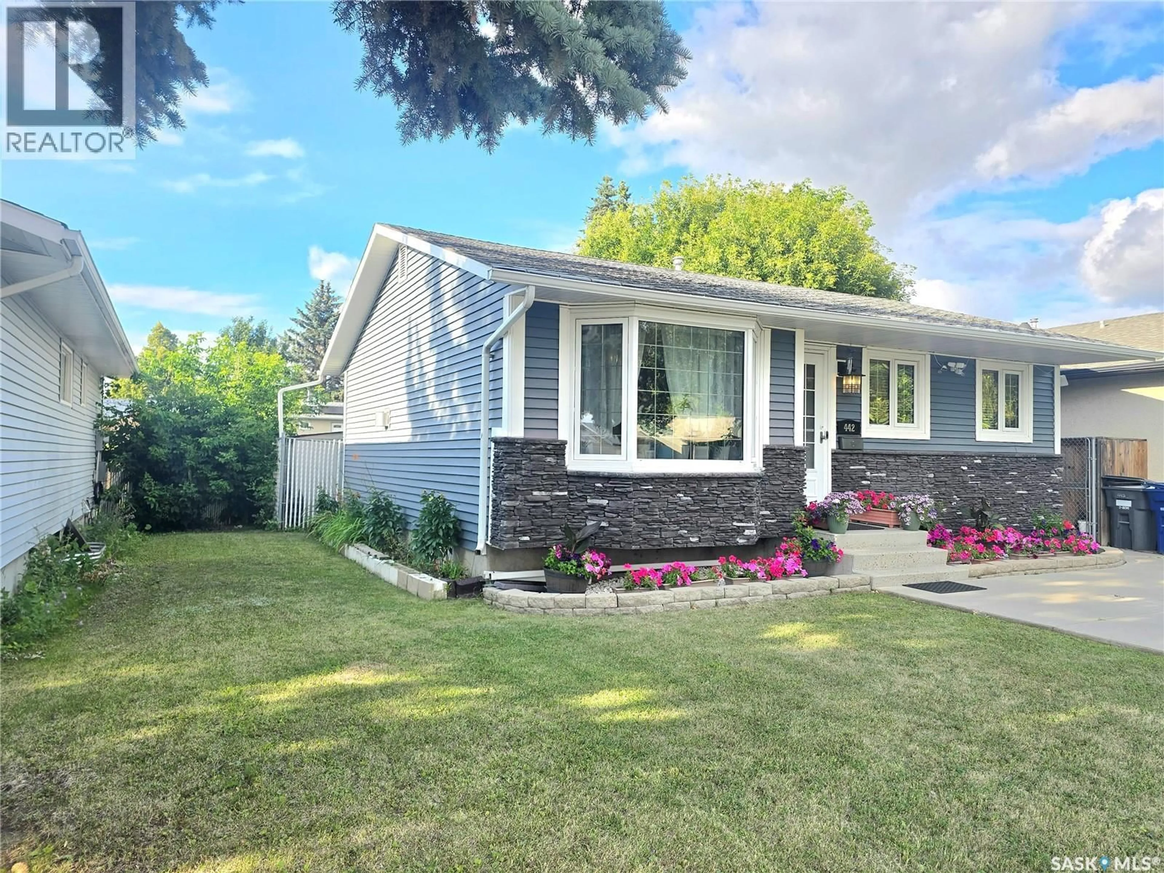 Home with vinyl exterior material, street for 442 DOUGLAS CRESCENT, Saskatoon Saskatchewan S7L4T5