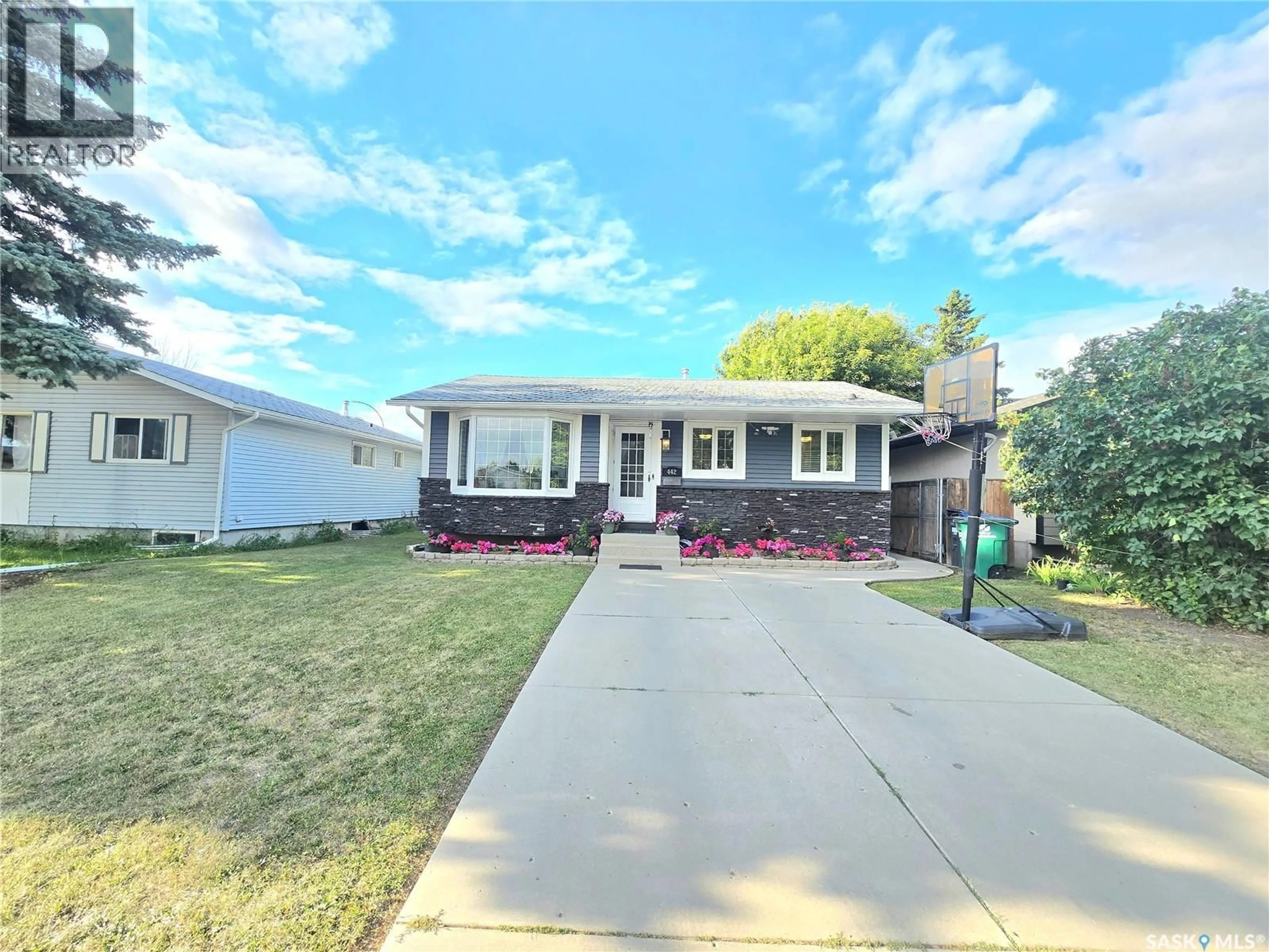 Home with vinyl exterior material, street for 442 DOUGLAS CRESCENT, Saskatoon Saskatchewan S7L4T5