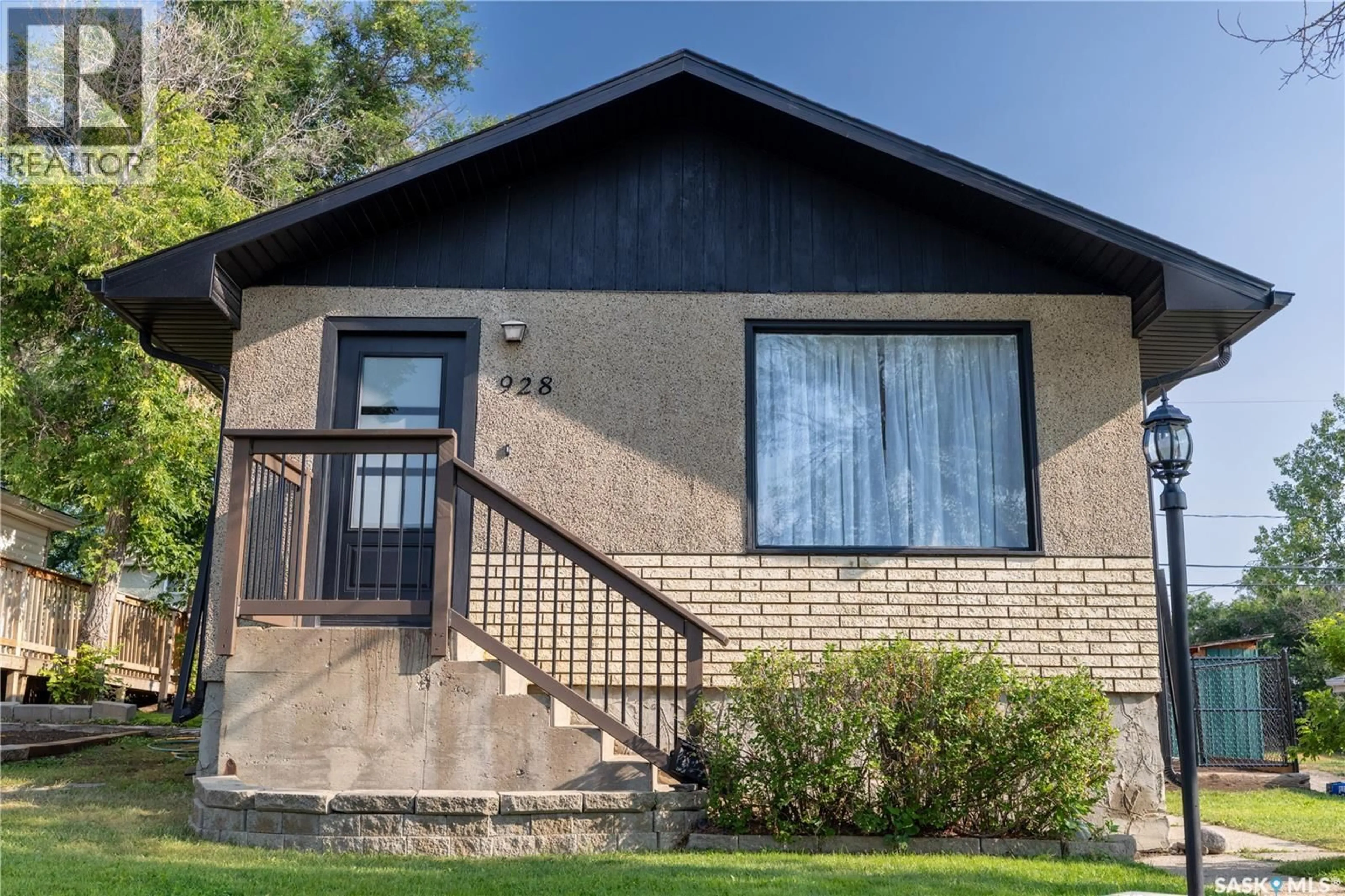 Home with vinyl exterior material, street for 928 HOCHELAGA STREET, Moose Jaw Saskatchewan S6H2H8