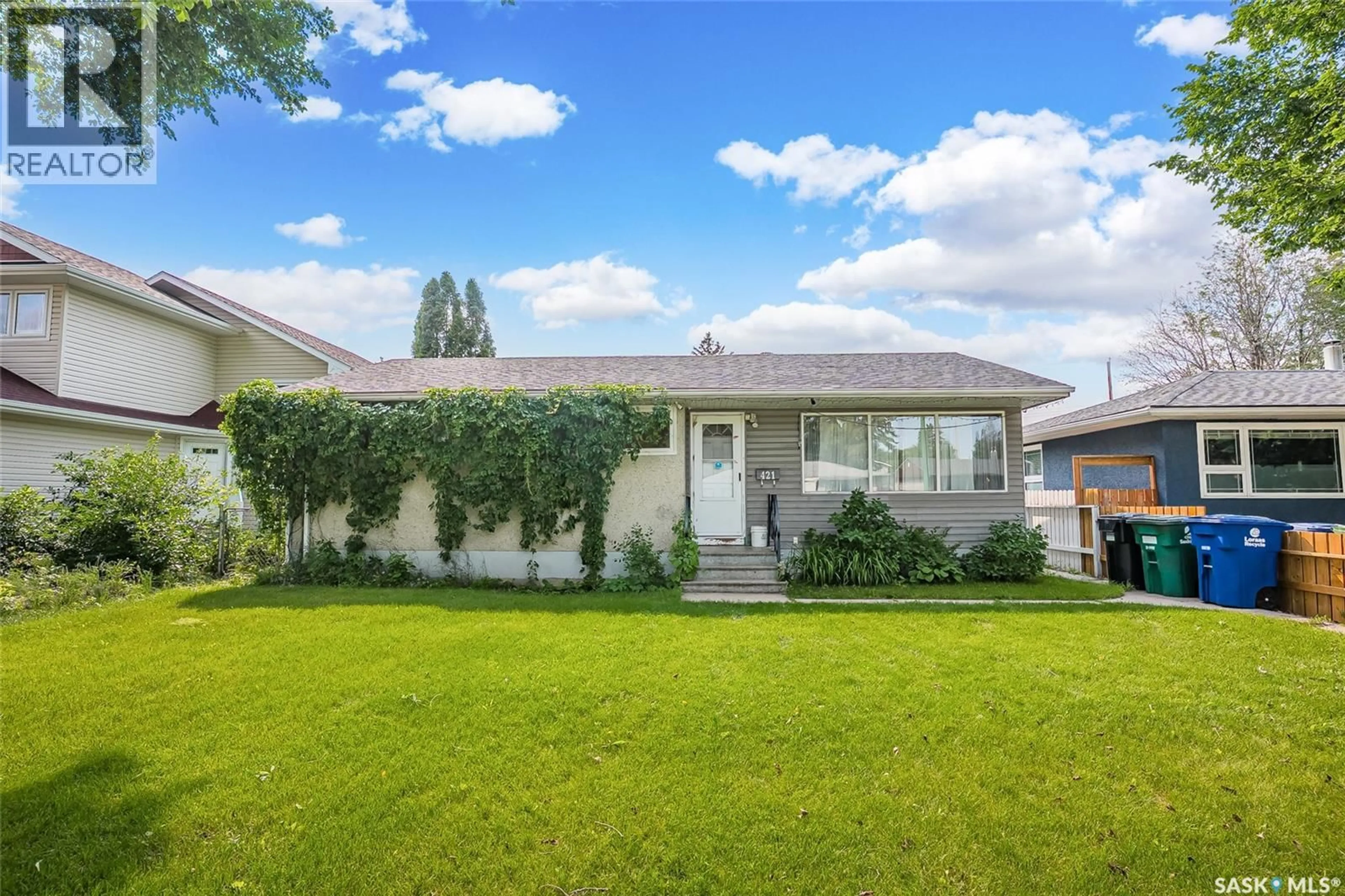 Home with vinyl exterior material, street for 421 Y AVENUE, Saskatoon Saskatchewan S7M3J8