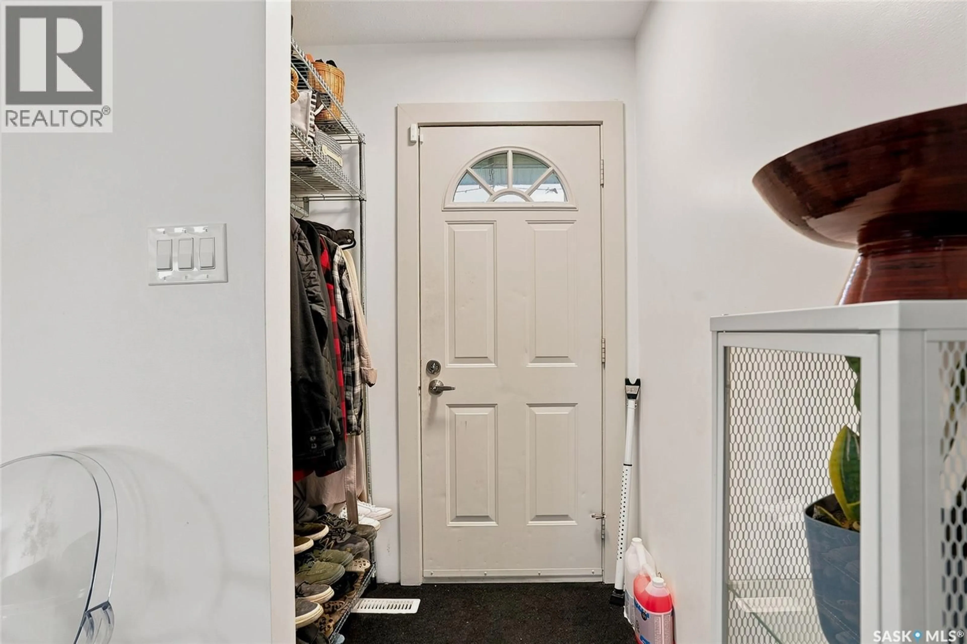 Indoor entryway for 421 Y AVENUE, Saskatoon Saskatchewan S7M3J8