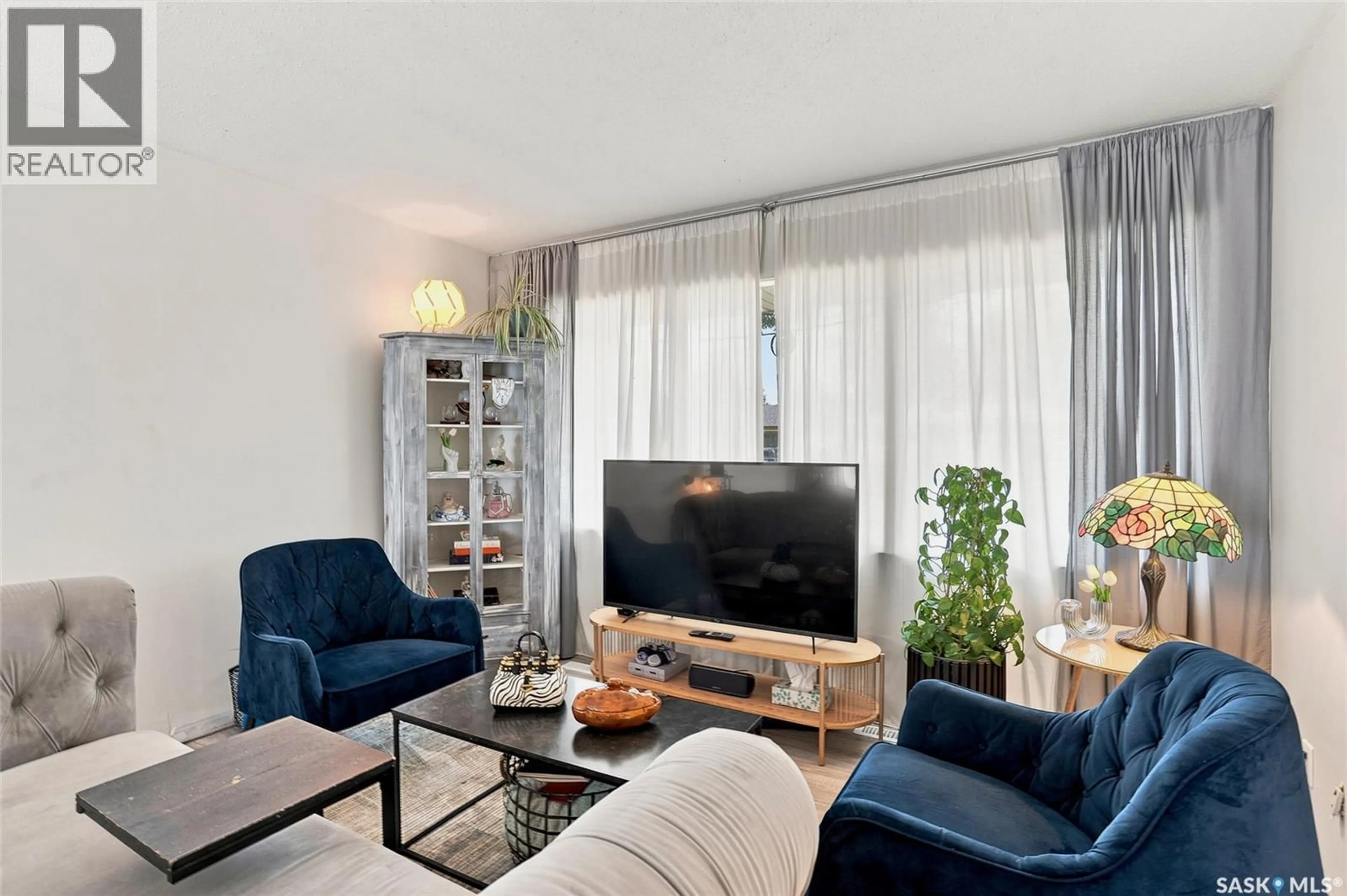 Living room with furniture, unknown for 421 Y AVENUE, Saskatoon Saskatchewan S7M3J8