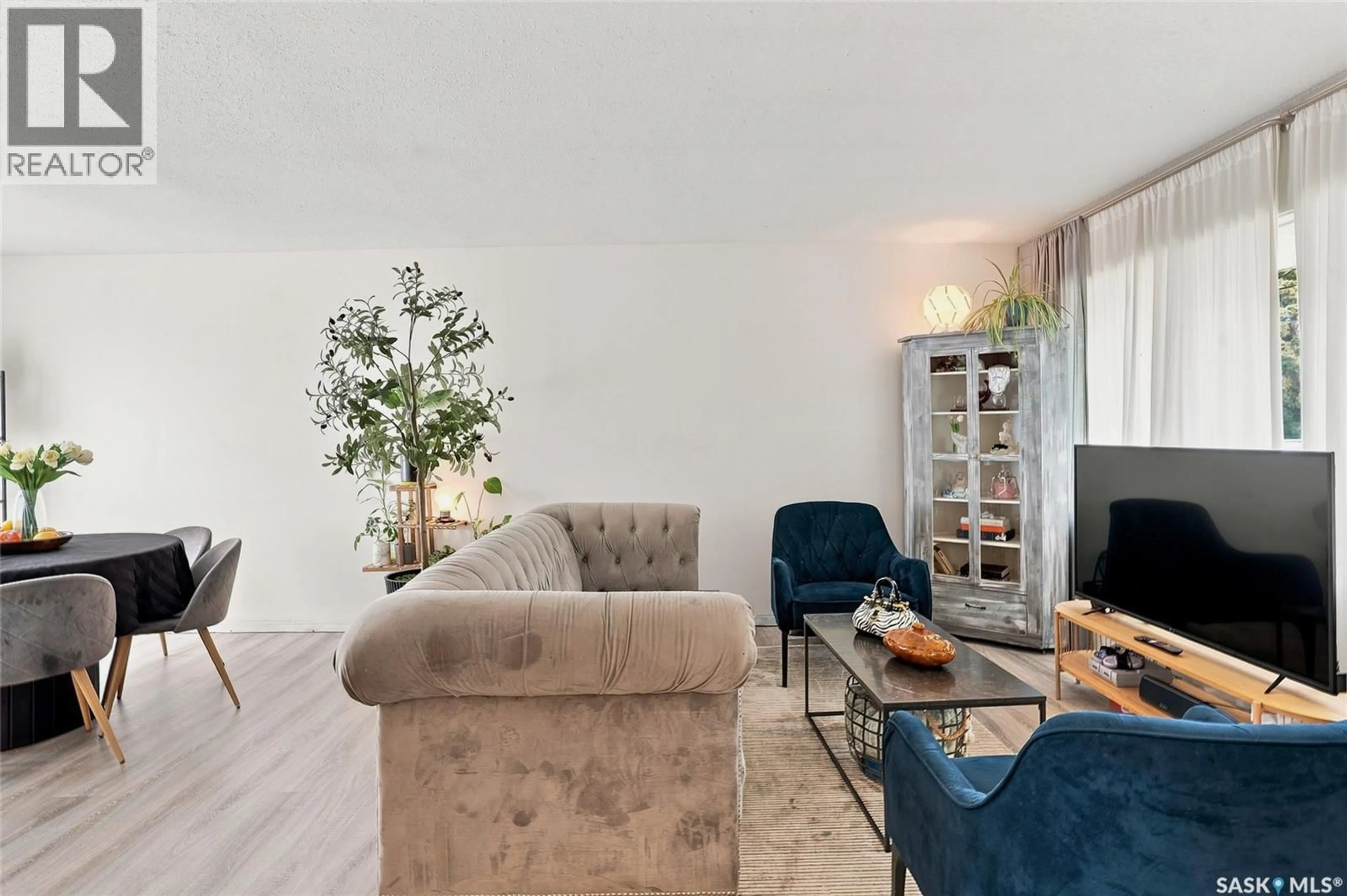 Living room with furniture, unknown for 421 Y AVENUE, Saskatoon Saskatchewan S7M3J8