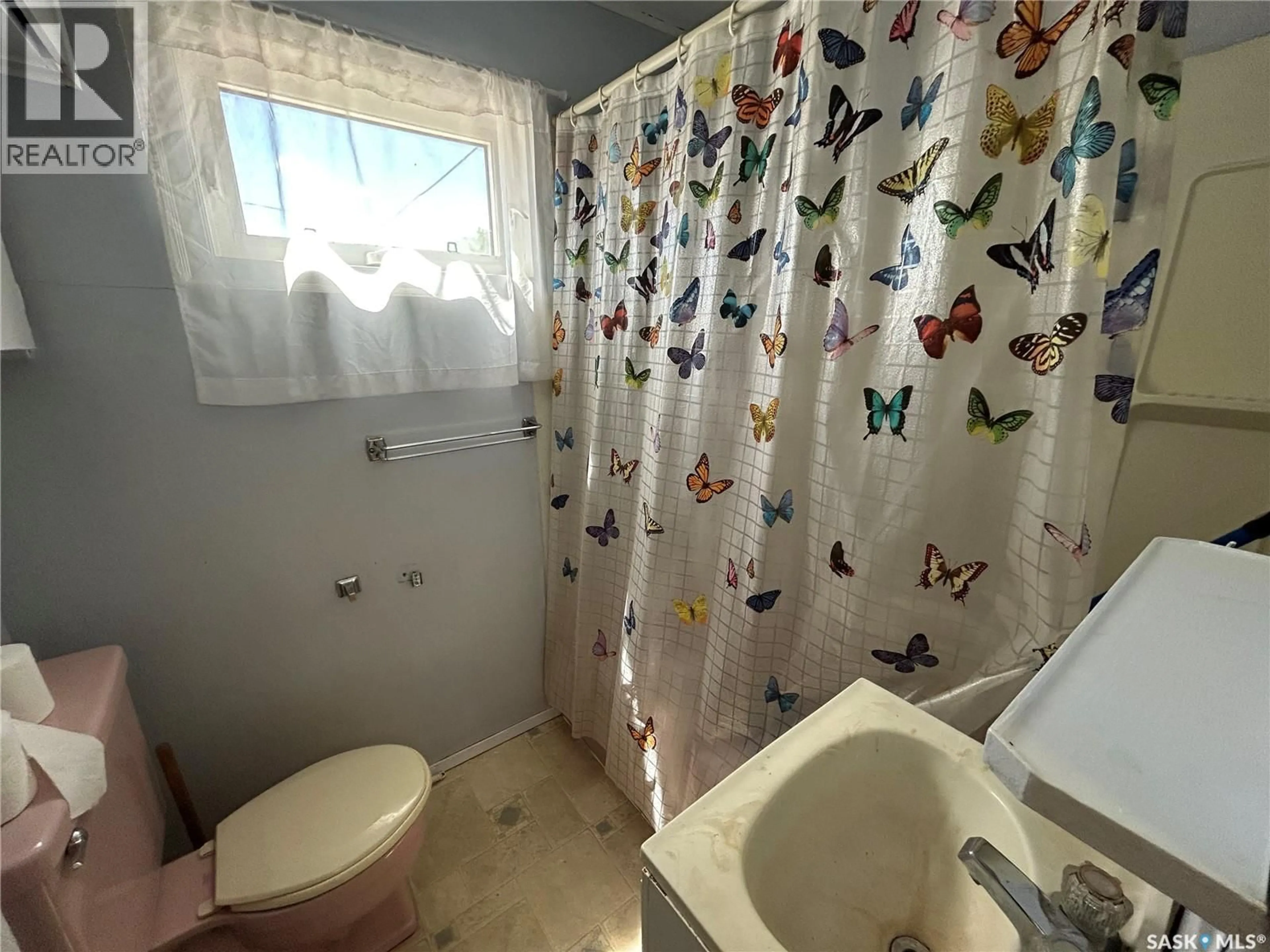 Standard bathroom, unknown for 929 BROWN STREET, Moose Jaw Saskatchewan S6H2Z1