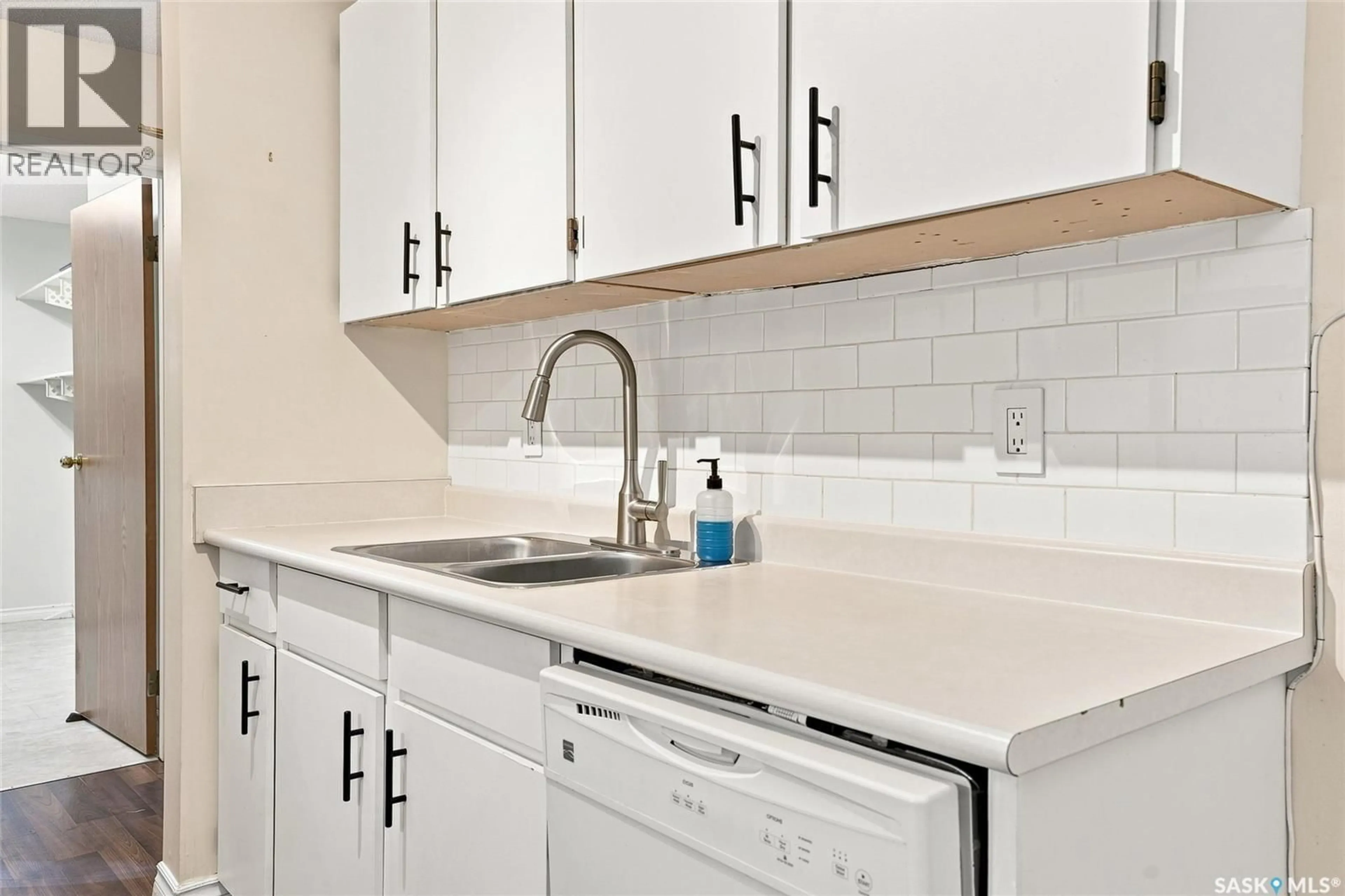Standard kitchen, ceramic/tile floor for 310 - 614 STILLWATER DRIVE, Saskatoon Saskatchewan S7J4H7