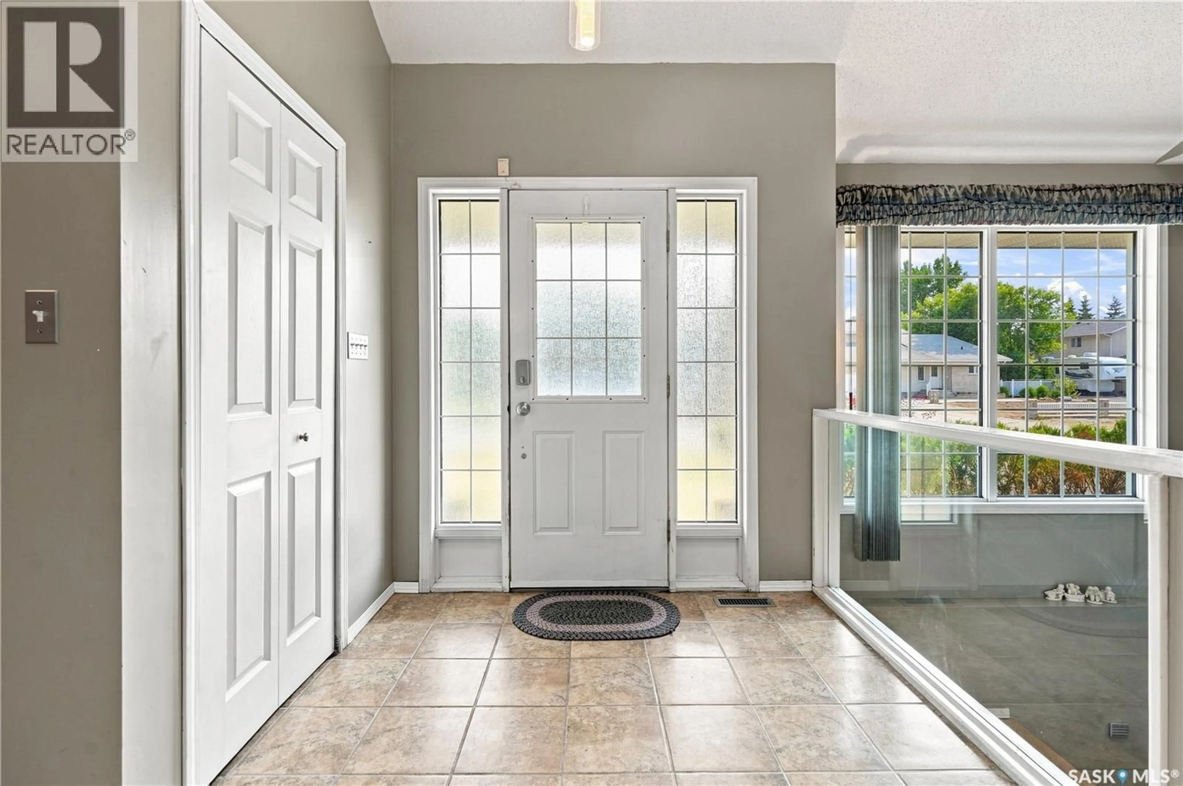 Indoor entryway for 18 PARK BAY, Edenwold Rm No.158 Saskatchewan S4L1B2