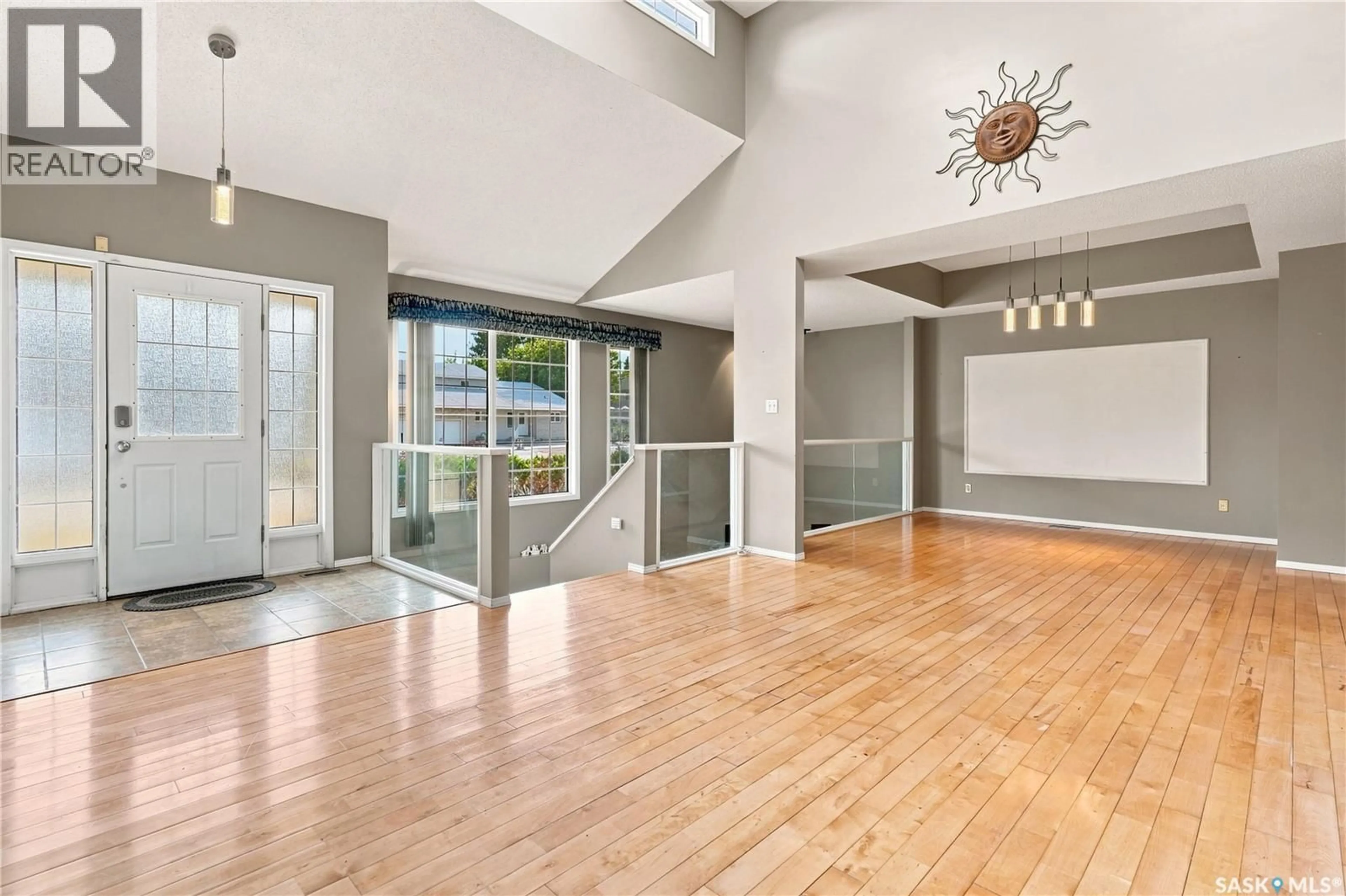 Indoor foyer for 18 PARK BAY, Edenwold Rm No.158 Saskatchewan S4L1B2