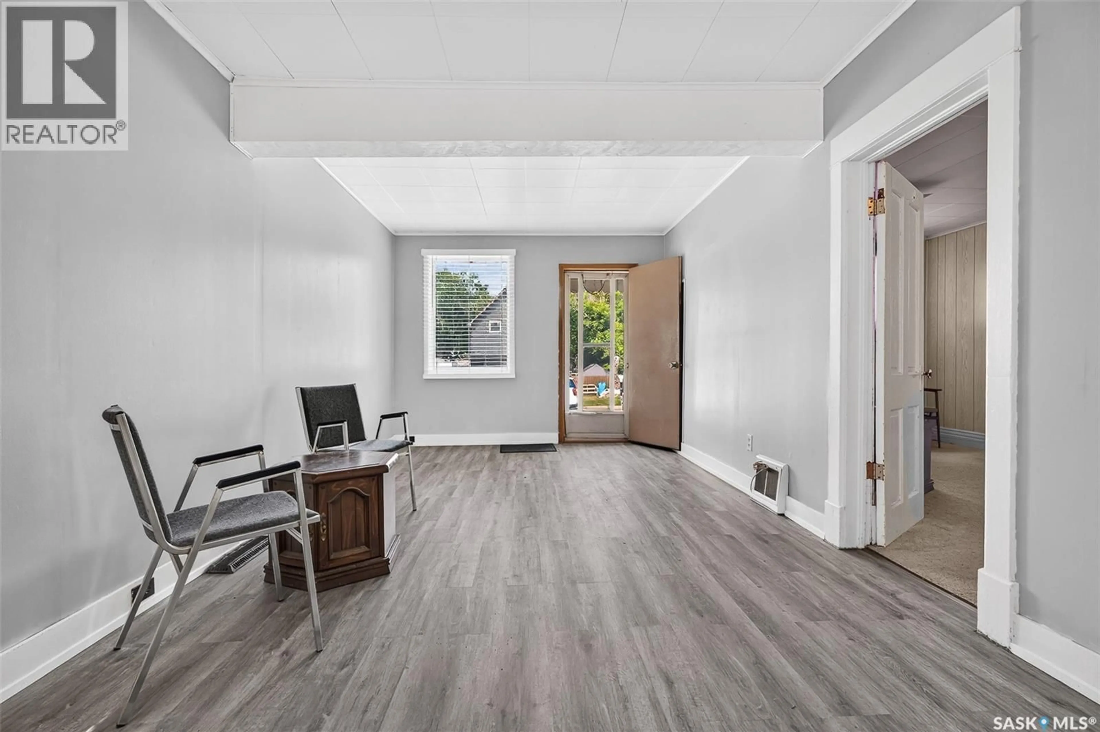 Indoor entryway for 55 IROQUOIS STREET W, Moose Jaw Saskatchewan S6H5A4