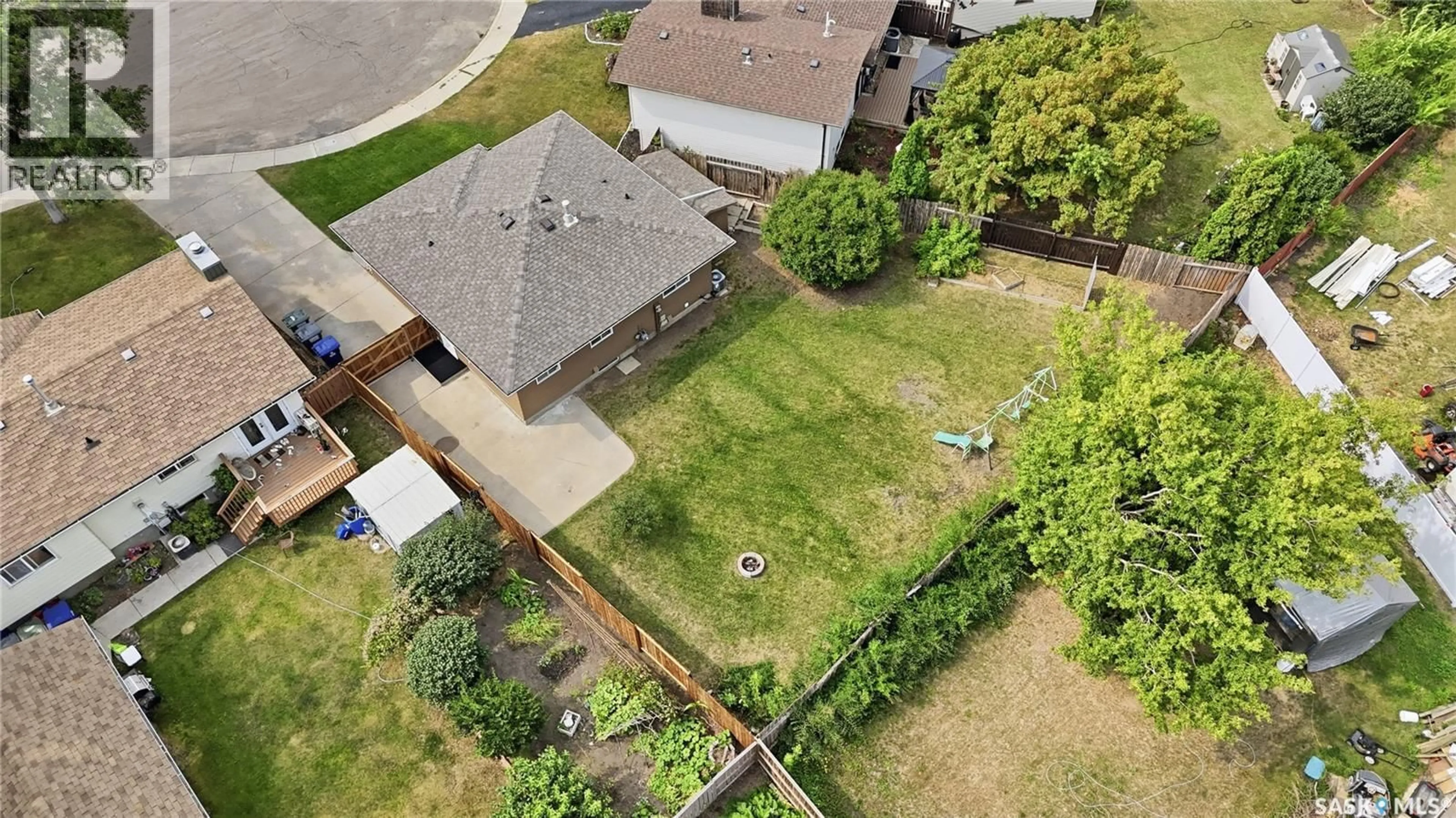 A pic from outside/outdoor area/front of a property/back of a property/a pic from drone, street for 118 DUNDURN PLACE, Saskatoon Saskatchewan S7M4C3