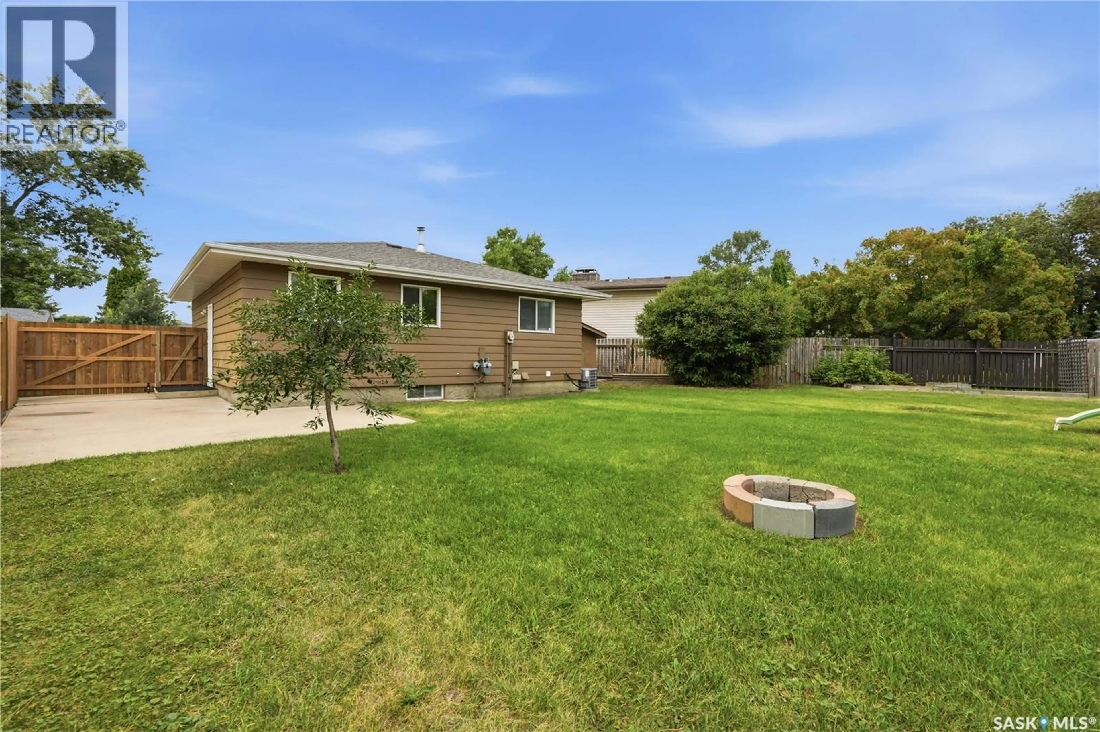 A pic from outside/outdoor area/front of a property/back of a property/a pic from drone, street for 118 DUNDURN PLACE, Saskatoon Saskatchewan S7M4C3