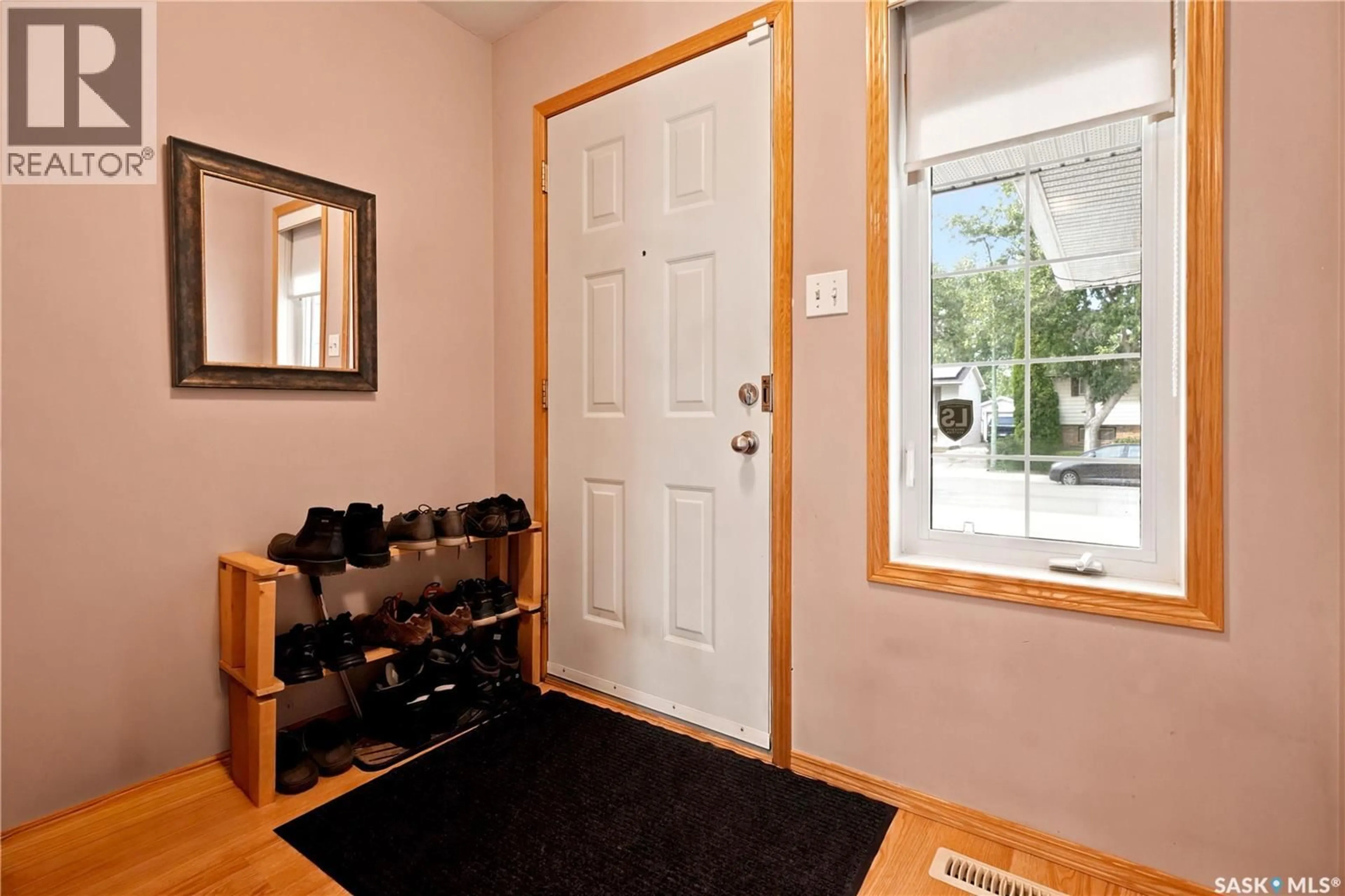 Indoor entryway for 225 MIKKELSON DRIVE, Regina Saskatchewan S4T7X9