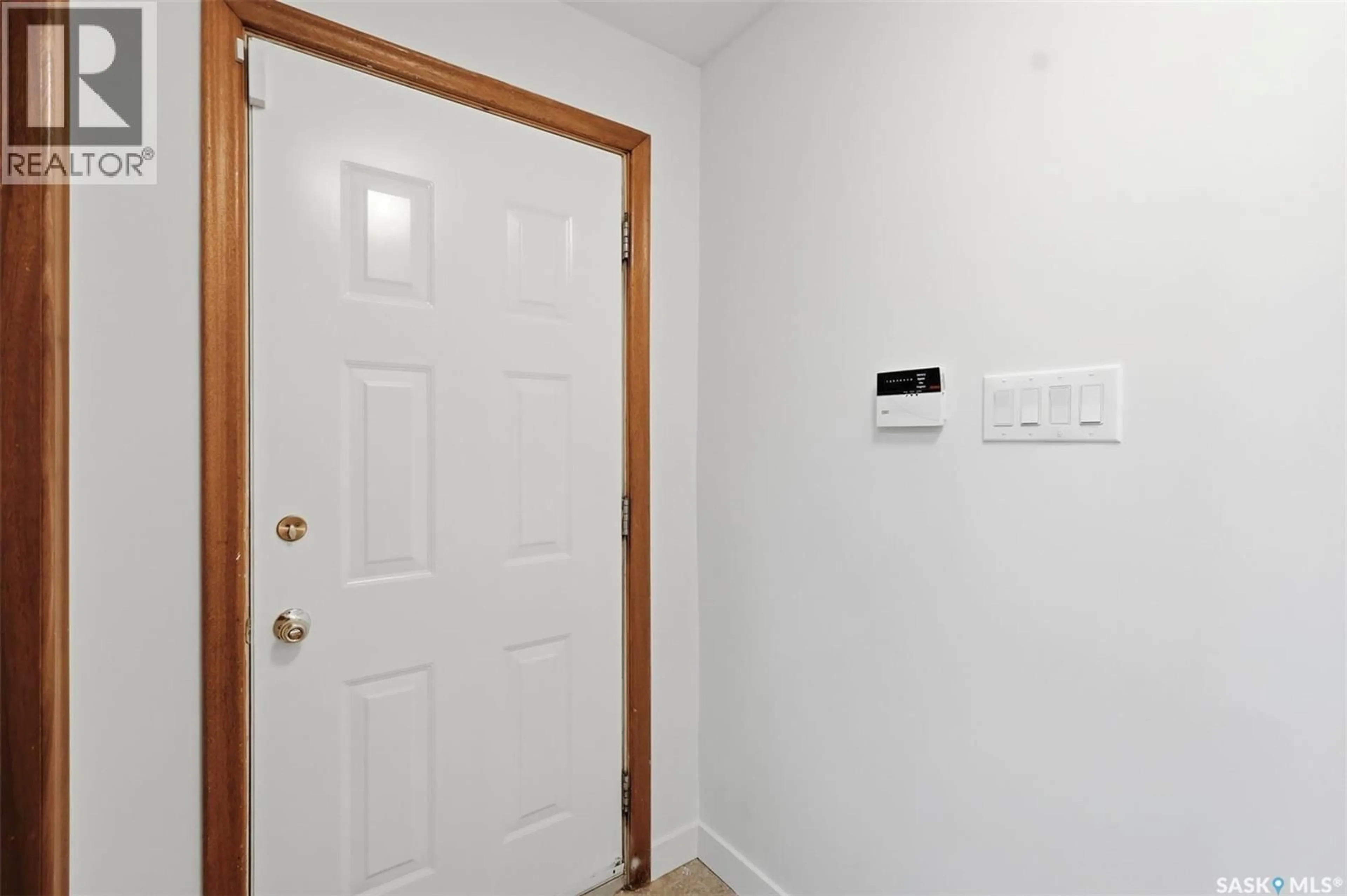 Indoor entryway for 709 CUMBERLAND AVENUE, Saskatoon Saskatchewan S7H2L5