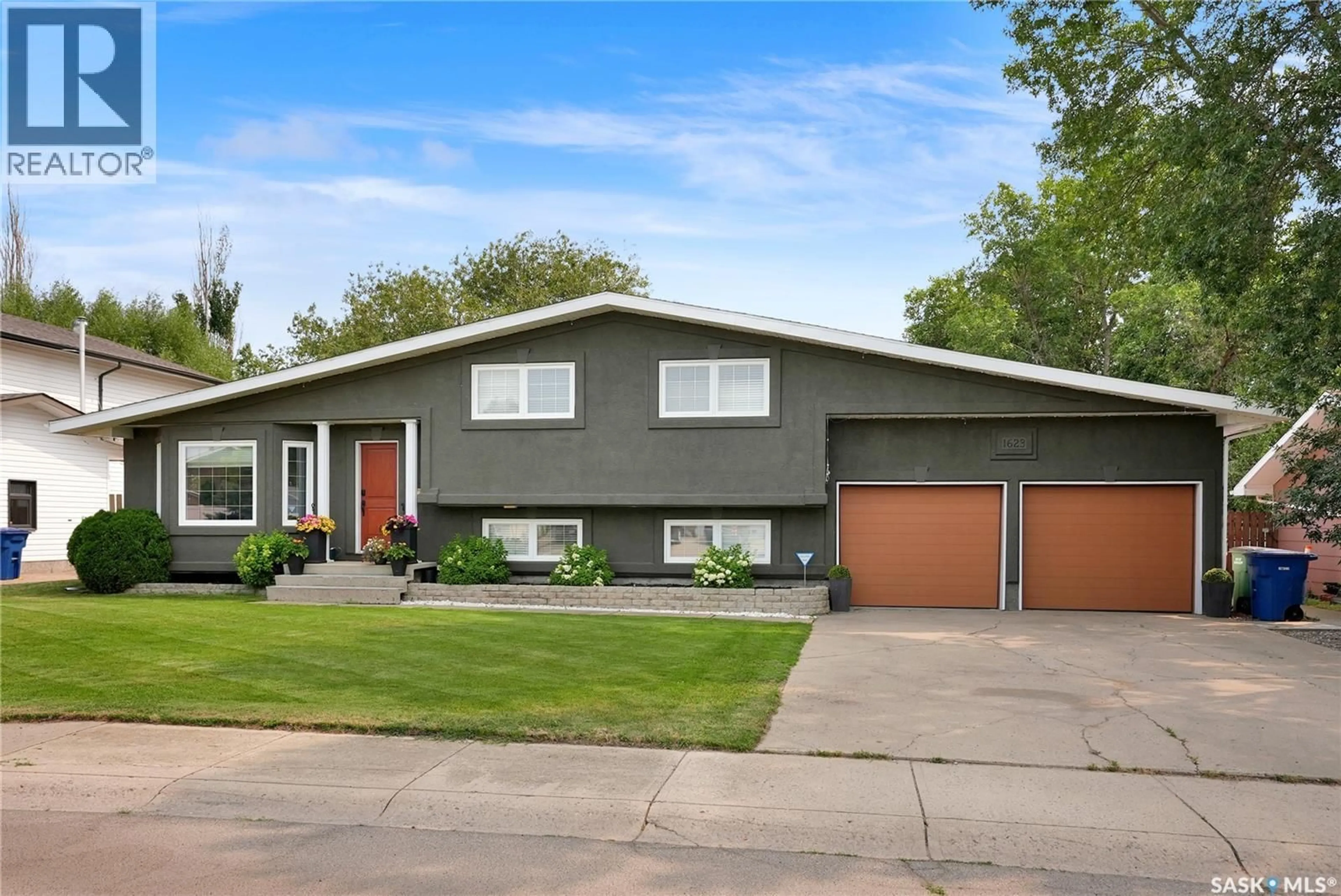 Home with vinyl exterior material, street for 1623 GENERAL CRESCENT, Moose Jaw Saskatchewan S6H6M2