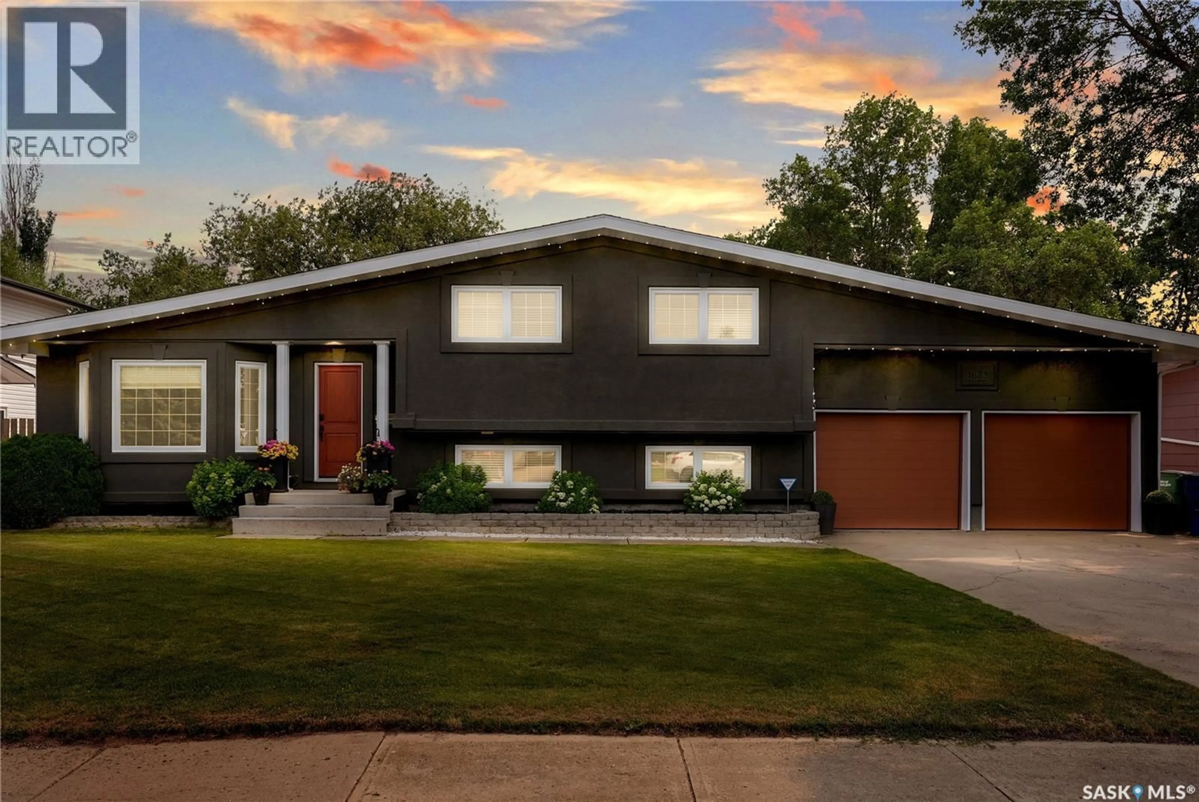 Home with vinyl exterior material, street for 1623 GENERAL CRESCENT, Moose Jaw Saskatchewan S6H6M2